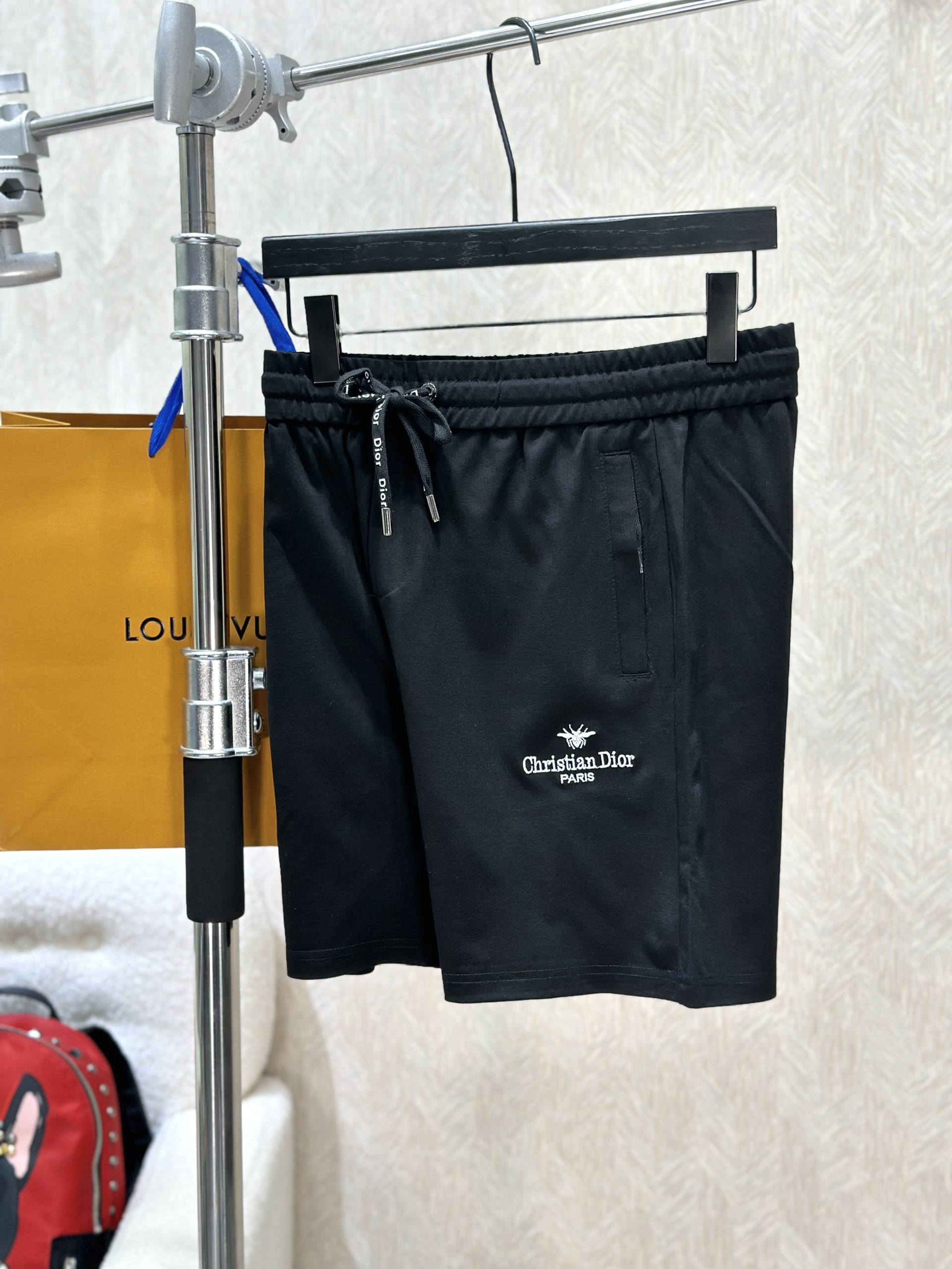 Quần short nỉ Dior CD Đen logo chữ Trắng họa tiết dập nổi túi sau Like Auth 1-1 on web VTN