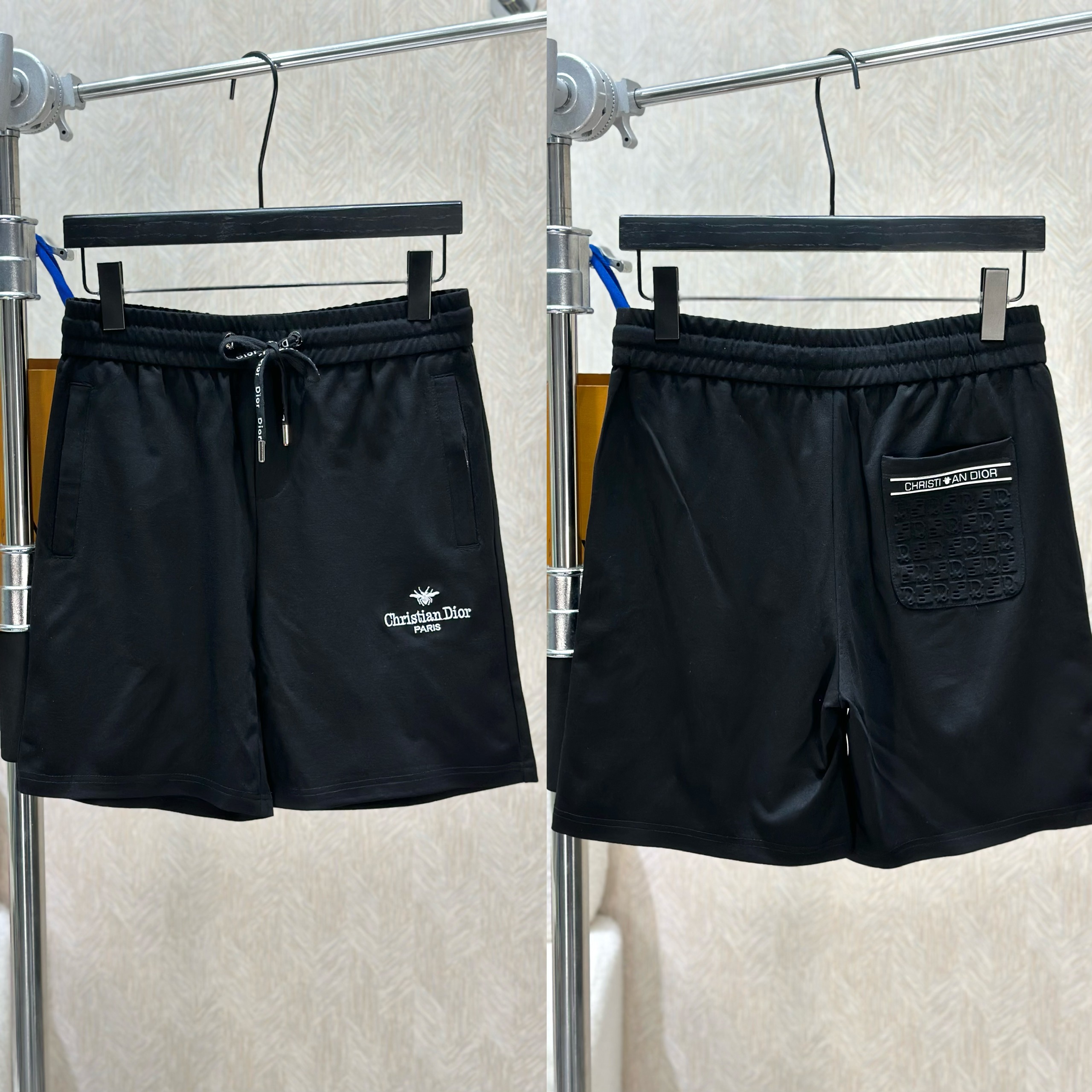 Quần short nỉ Dior CD Đen logo chữ Trắng họa tiết dập nổi túi sau Like Auth 1-1 on web VTN