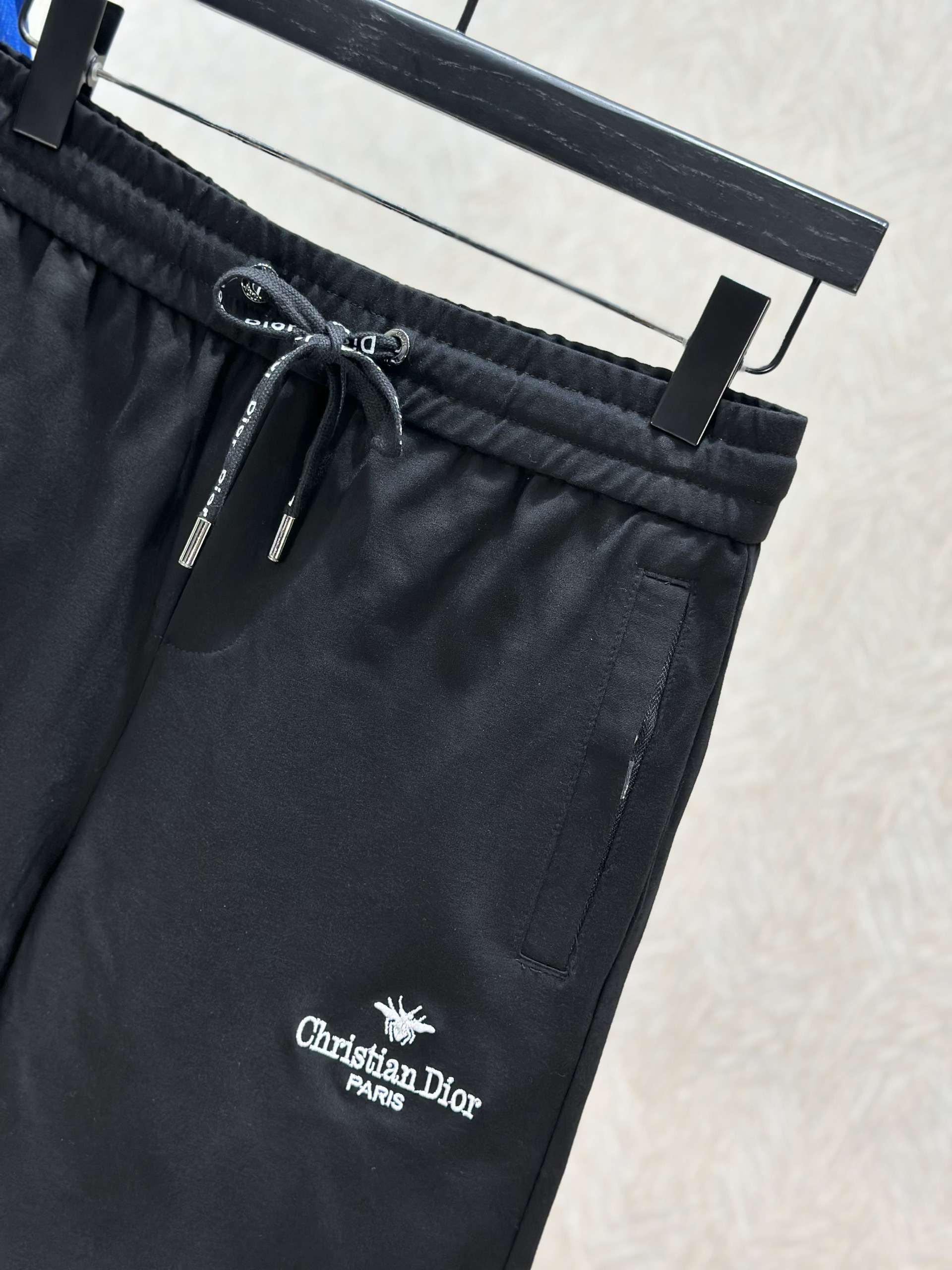 Quần short nỉ Dior CD Đen logo chữ Trắng họa tiết dập nổi túi sau Like Auth 1-1 on web VTN