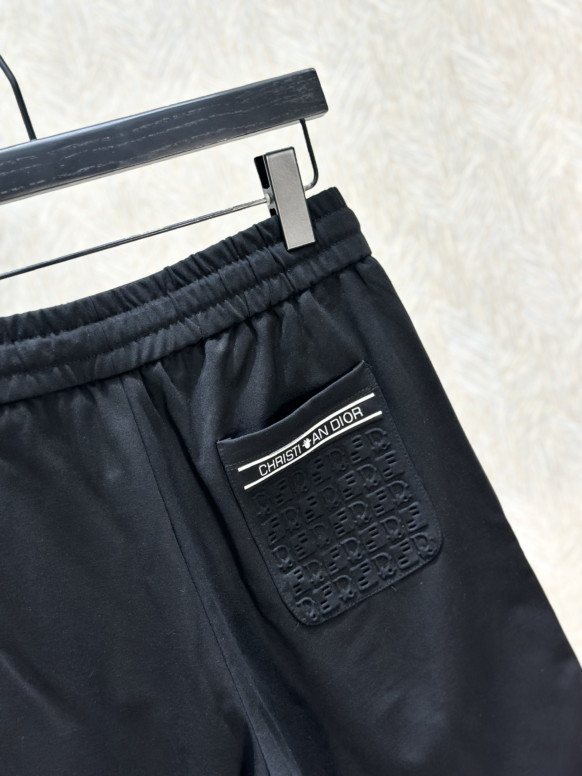 Quần short nỉ Dior CD Đen logo chữ Trắng họa tiết dập nổi túi sau Like Auth 1-1 on web VTN