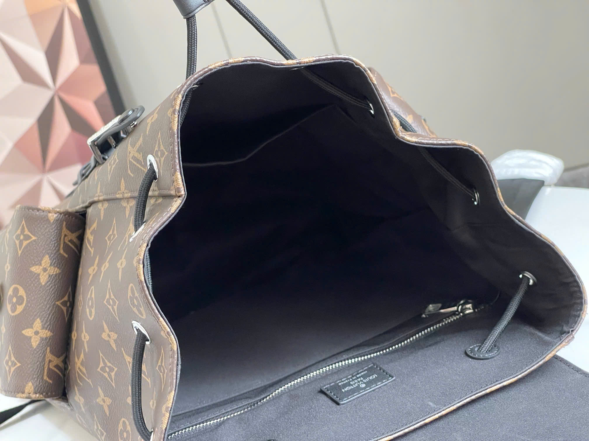 Balo thời trang Louis Vuitton LV Nâu họa tiết hoa vân logo phối dây cài size 38x44x12.5cm Like Auth on web fullbox bill thẻ PLD