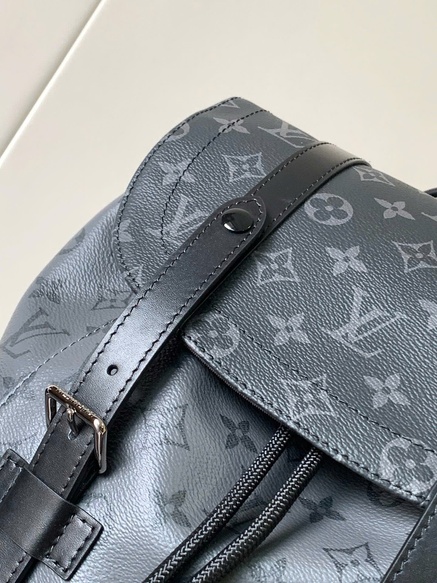 Balo thời trang Louis Vuitton LV Đen Xám họa tiết hoa vân logo phối dây cài size 38x44x12.5cm Like Auth on web fullbox bill thẻ PLD