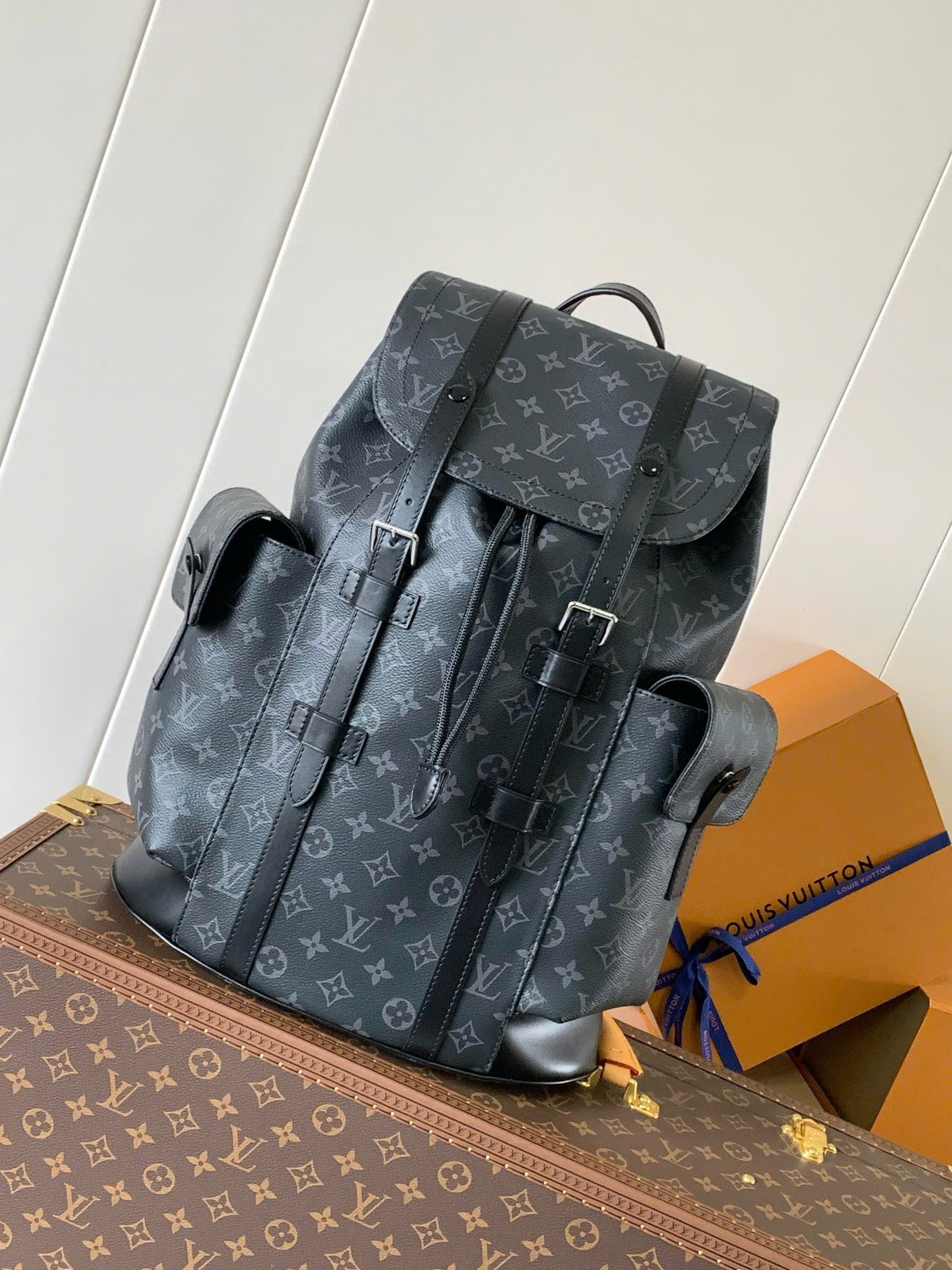 Balo thời trang Louis Vuitton LV Đen họa tiết hoa vân logo phối dây cài size 38x44x12.5cm Like Auth on web fullbox bill thẻ PLD