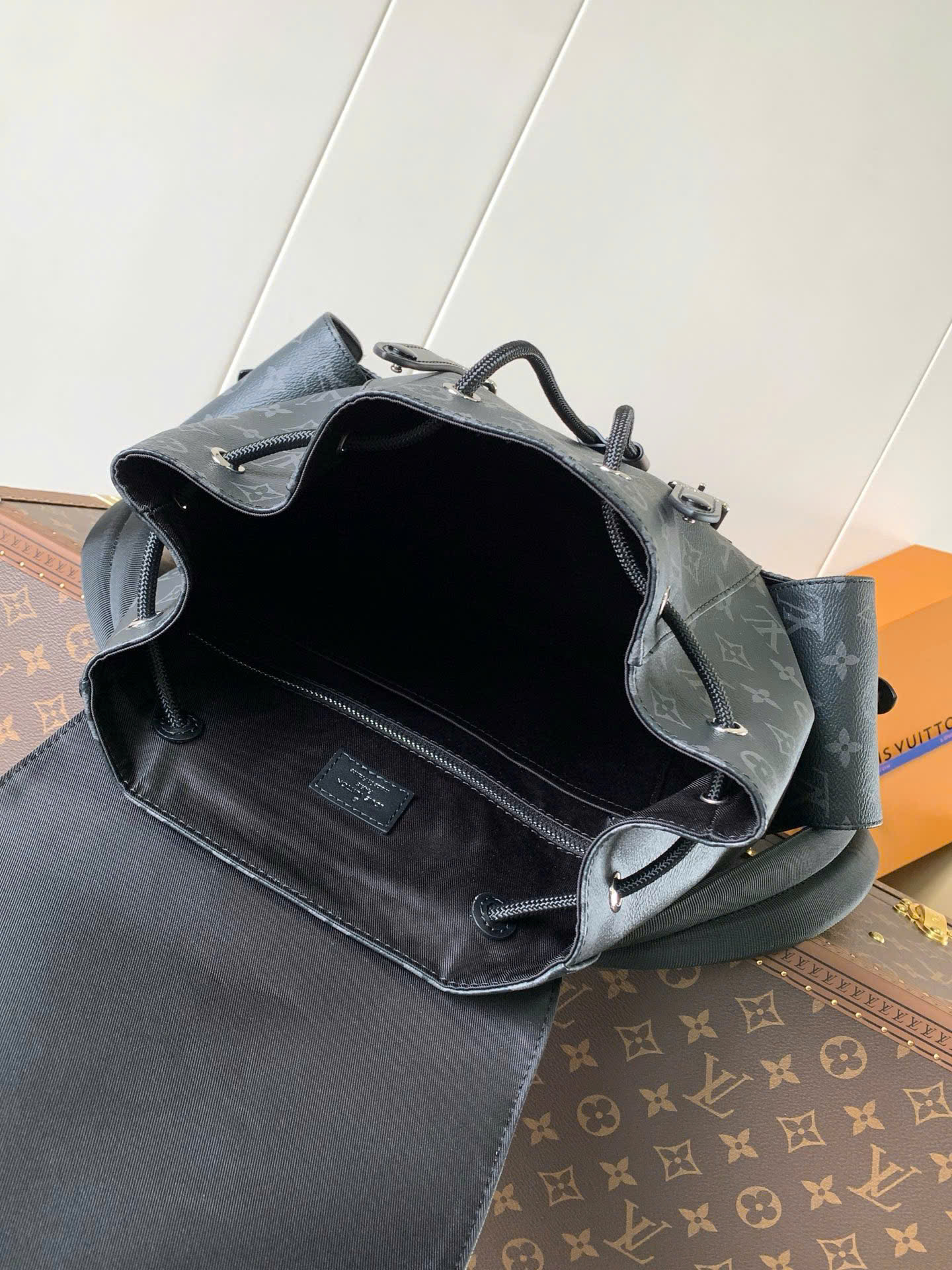 Balo thời trang Louis Vuitton LV Đen họa tiết hoa vân logo phối dây cài size 38x44x12.5cm Like Auth on web fullbox bill thẻ PLD