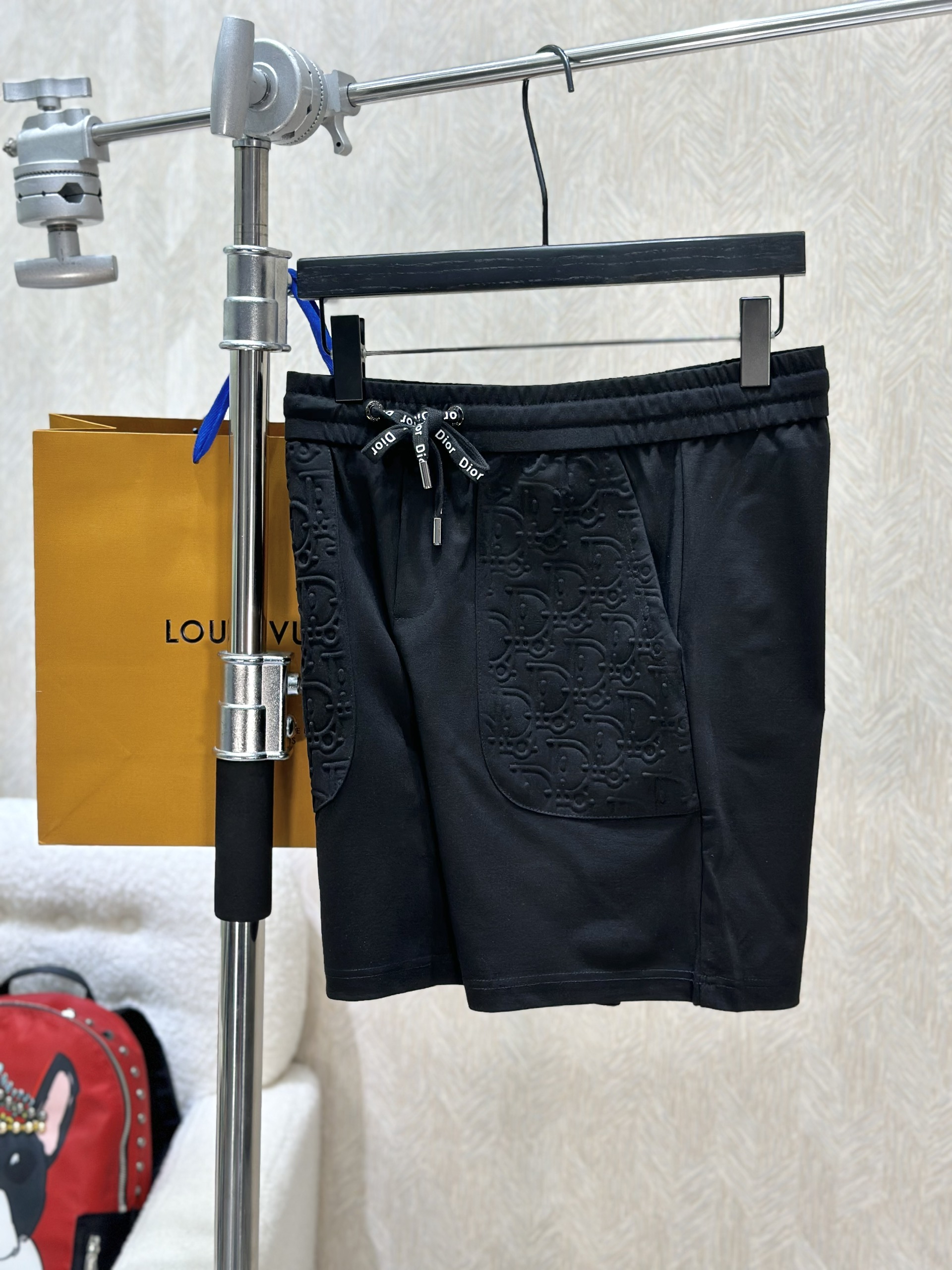 Quần short nỉ Dior CD Đen họa tiết logo chữ dập nổi túi Like Auth 1-1 on web VTN
