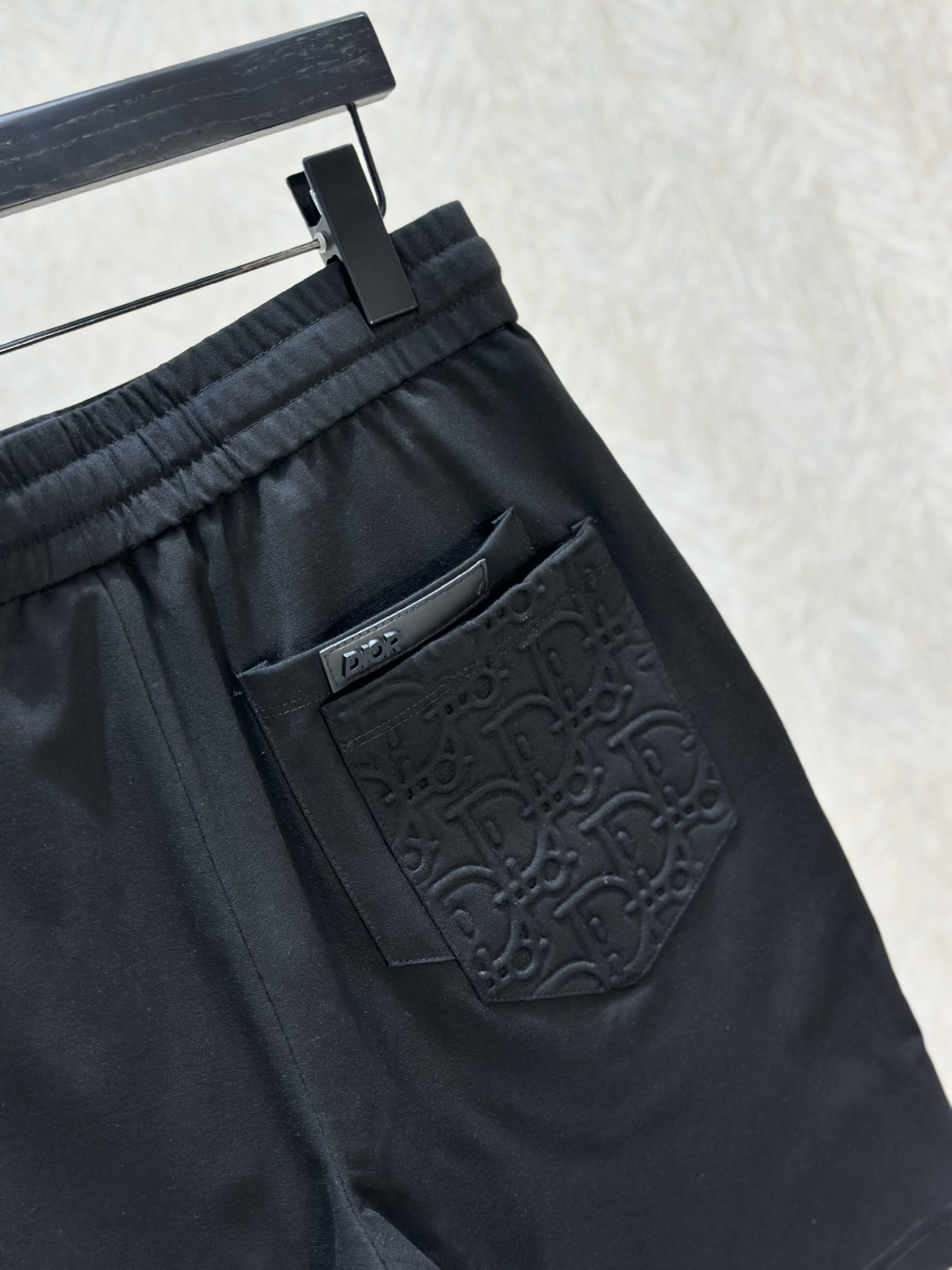 Quần short nỉ Dior CD Đen họa tiết logo chữ dập nổi túi Like Auth 1-1 on web VTN