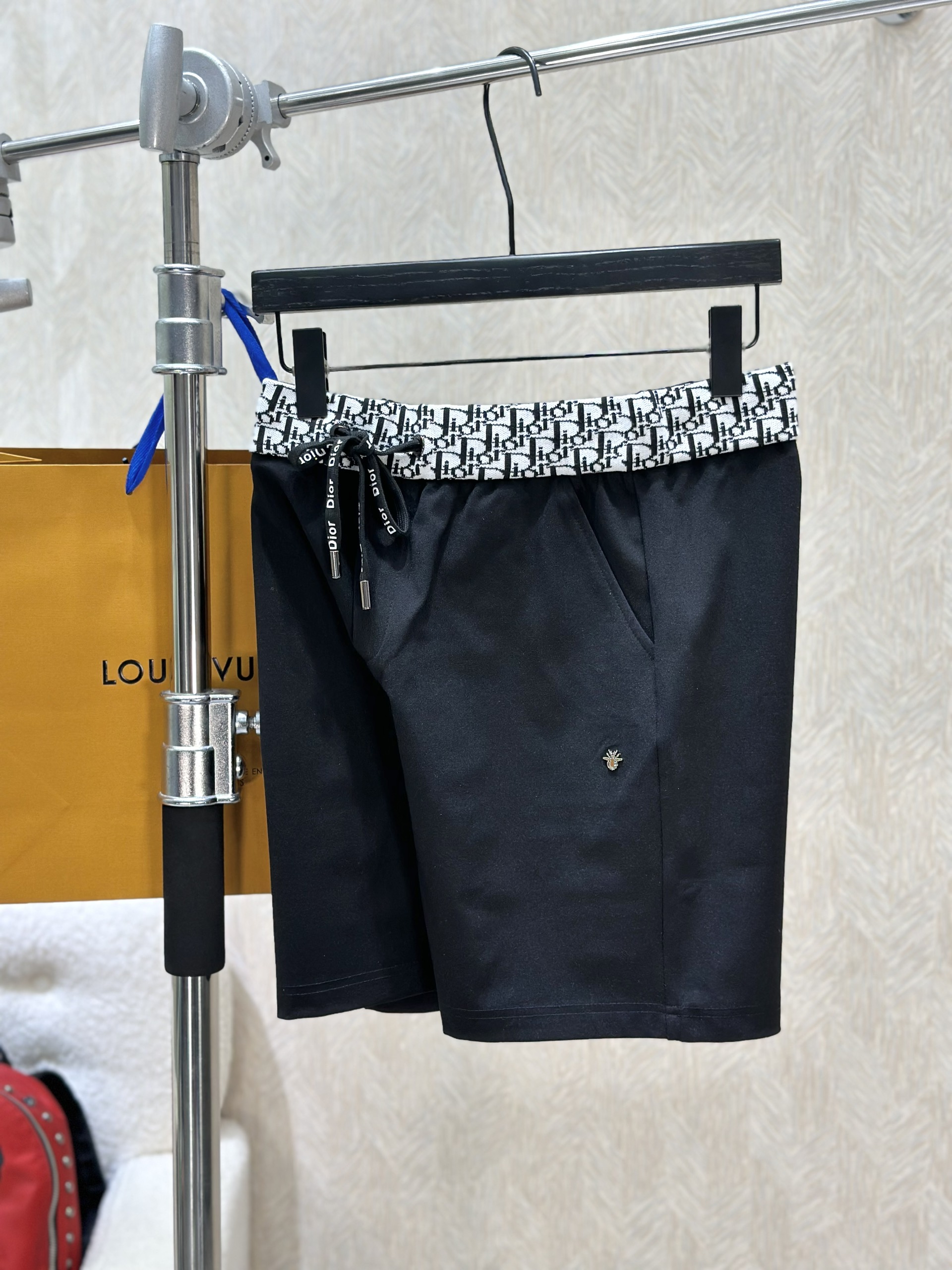 Quần short nỉ Dior Đen họa tiết logo chữ cạp túi sau Trắng Like Auth 1-1 on web VTN