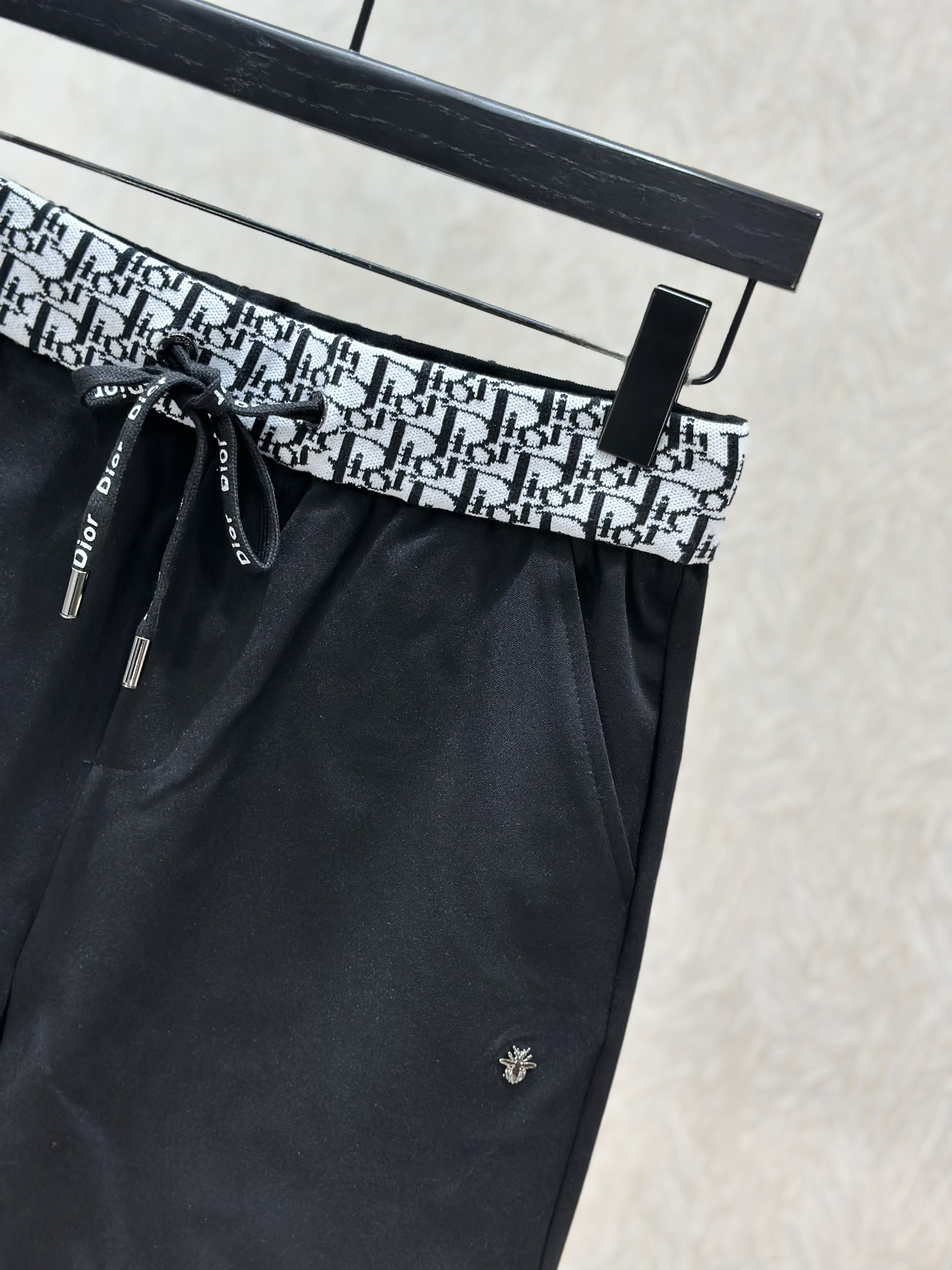 Quần short nỉ Dior Đen họa tiết logo chữ cạp túi sau Trắng Like Auth 1-1 on web VTN
