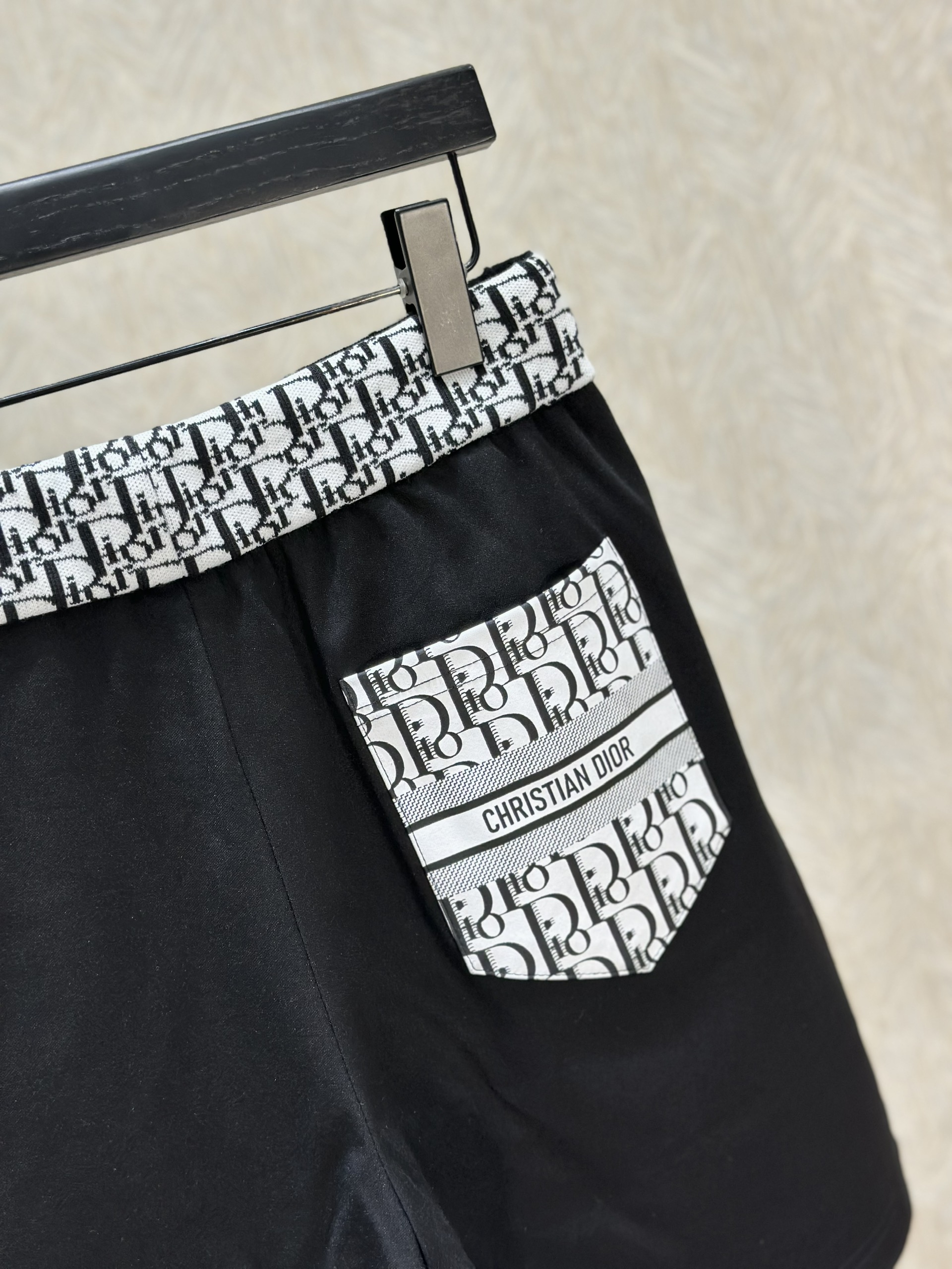 Quần short nỉ Dior Đen họa tiết logo chữ cạp túi sau Trắng Like Auth 1-1 on web VTN