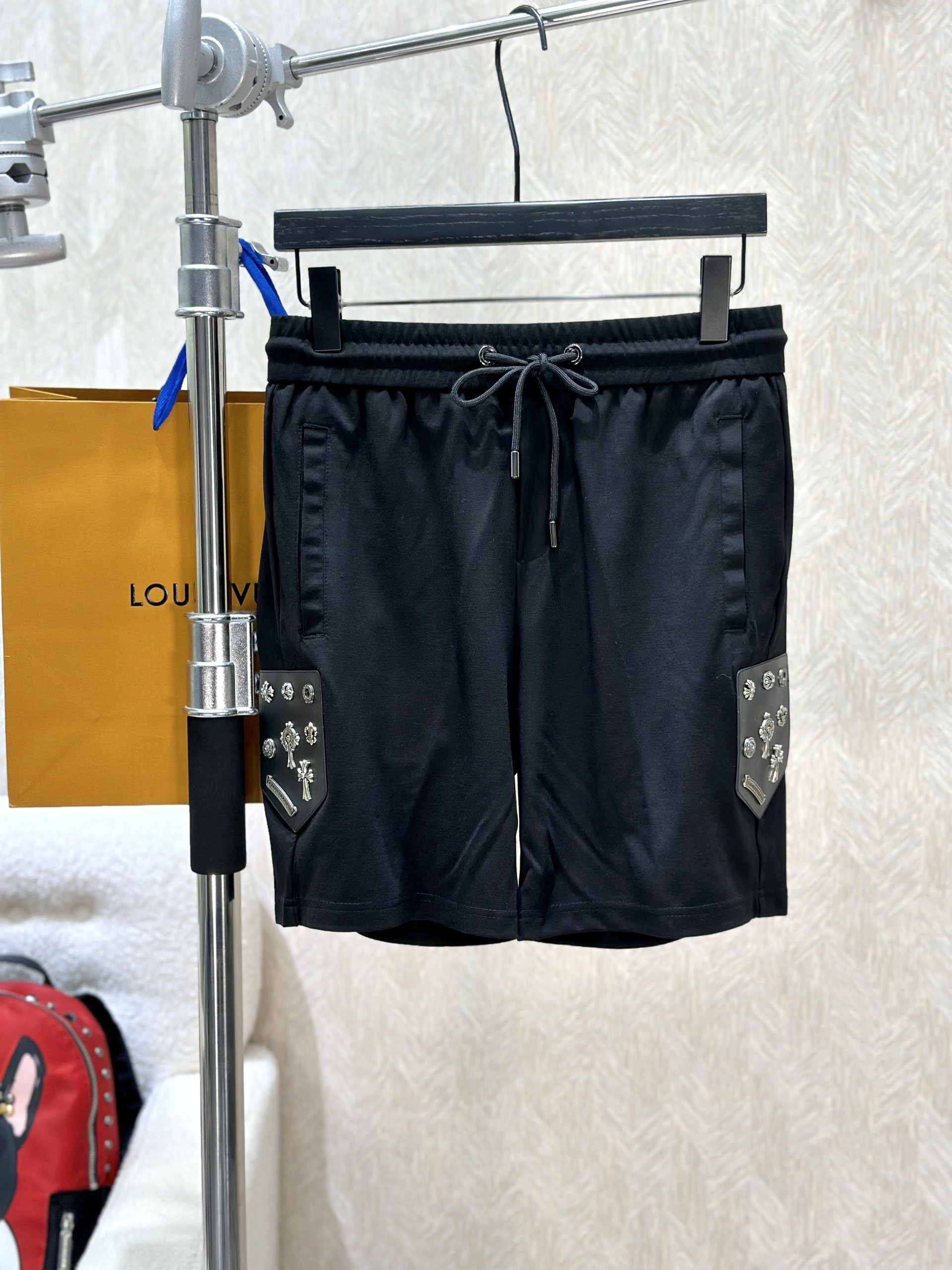 Quần short nỉ Chrome Heart CH Đen tag da đính logo sườn Like Auth 1-1 on web VTN