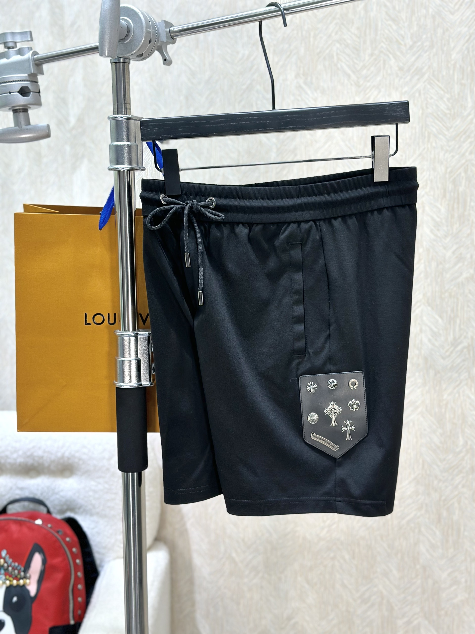 Quần short nỉ Chrome Heart CH Đen tag da đính logo sườn Like Auth 1-1 on web VTN