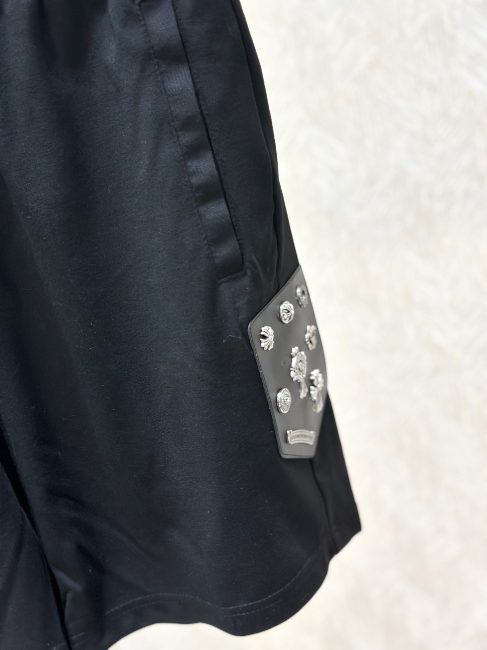 Quần short nỉ Chrome Heart CH Đen tag da đính logo sườn Like Auth 1-1 on web VTN