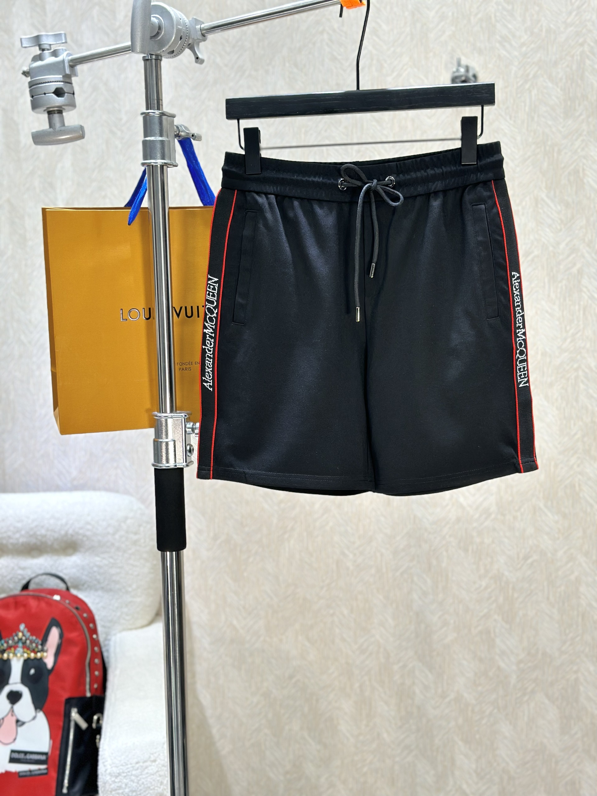 Quần short nỉ McQueen MCQ Đen logo chữ Trắng kẻ sọc Đỏ sườn Like Auth 1-1 on web VTN