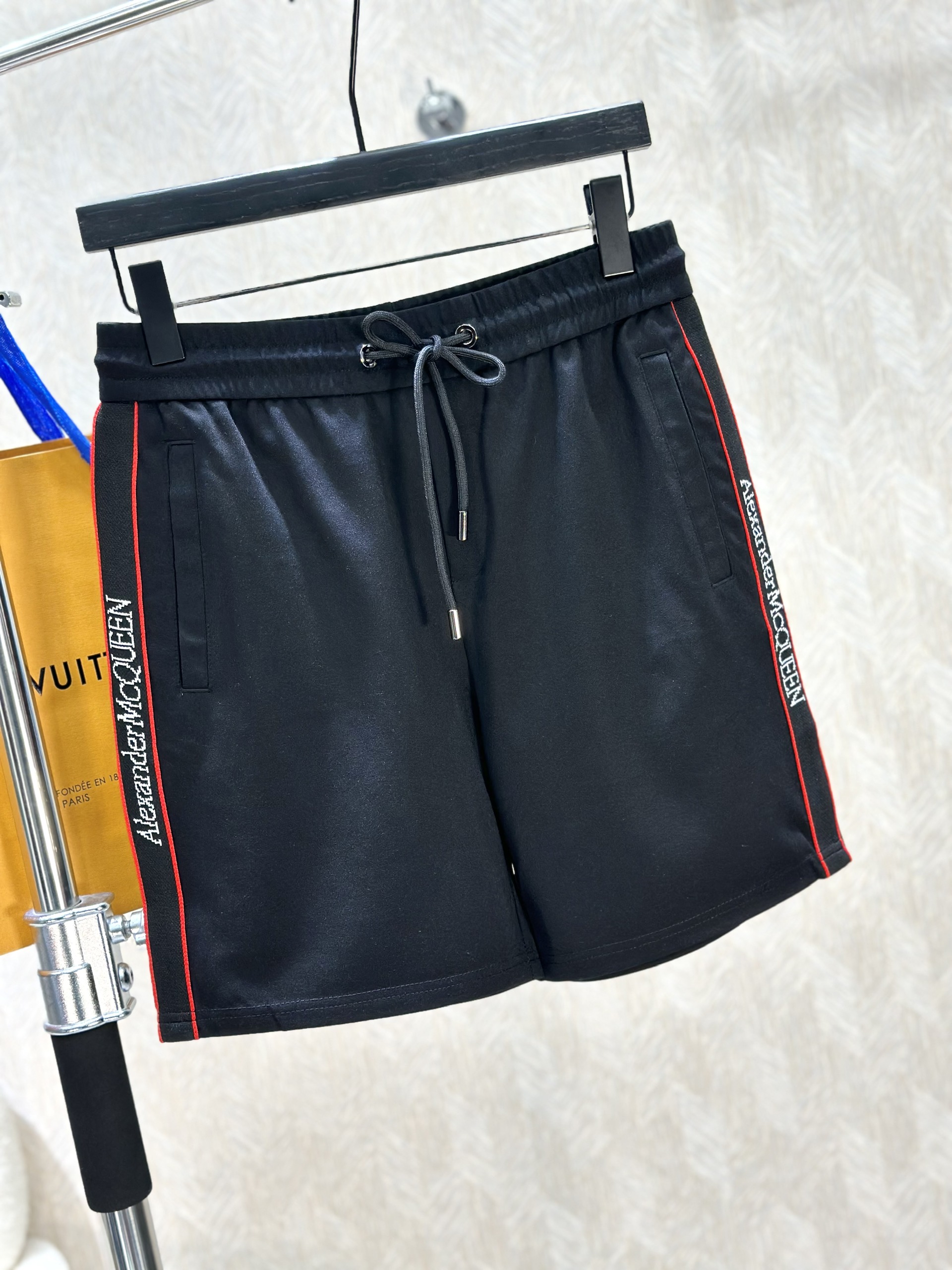 Quần short nỉ McQueen MCQ Đen logo chữ Trắng kẻ sọc Đỏ sườn Like Auth 1-1 on web VTN