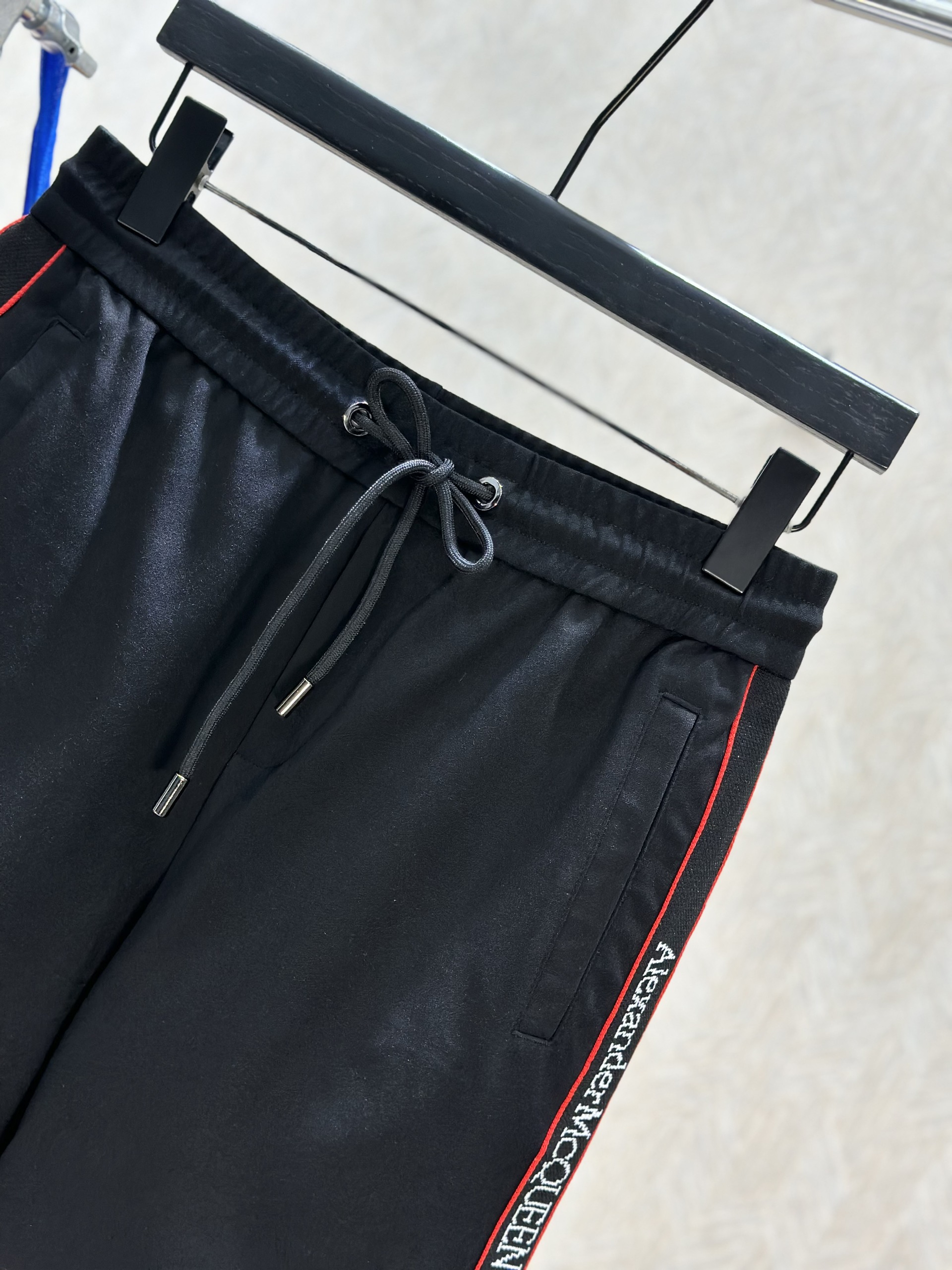 Quần short nỉ McQueen MCQ Đen logo chữ Trắng kẻ sọc Đỏ sườn Like Auth 1-1 on web VTN