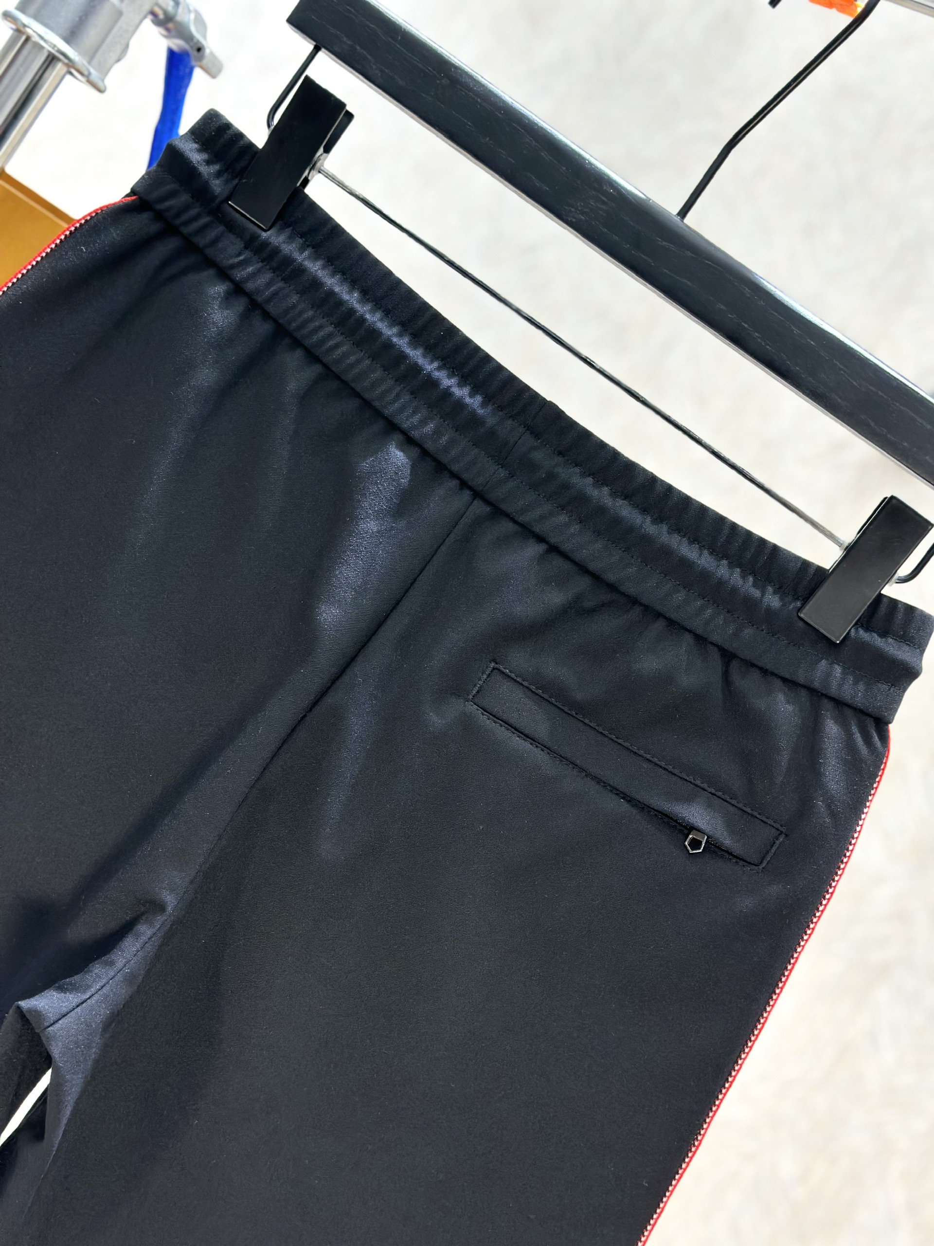 Quần short nỉ McQueen MCQ Đen logo chữ Trắng kẻ sọc Đỏ sườn Like Auth 1-1 on web VTN