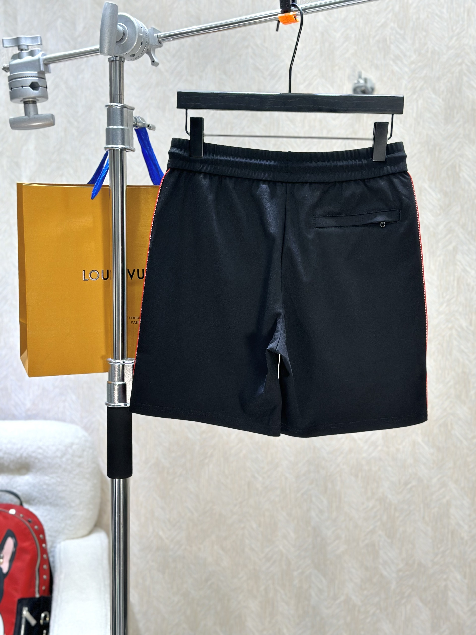 Quần short nỉ McQueen MCQ Đen logo chữ Trắng kẻ sọc Đỏ sườn Like Auth 1-1 on web VTN