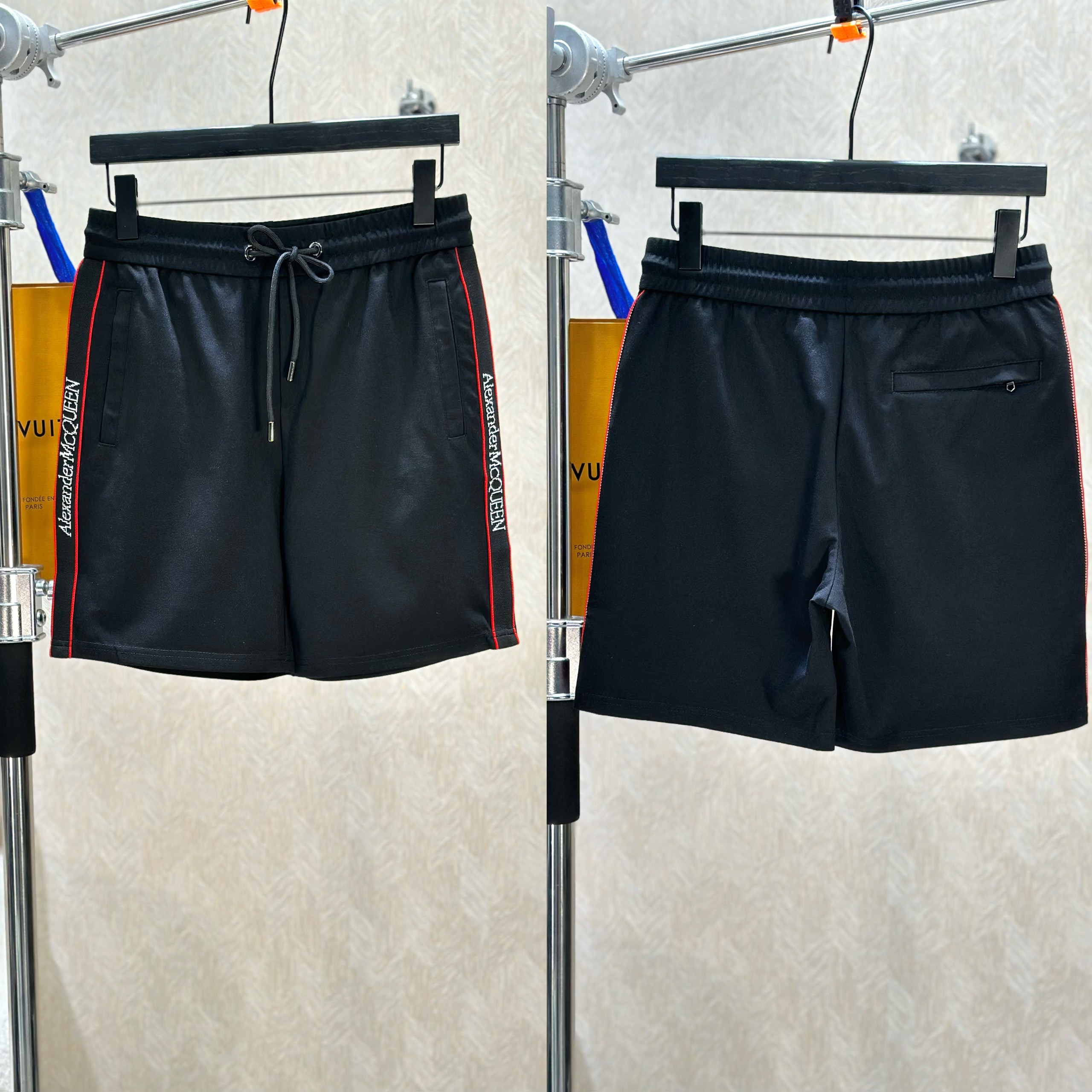 Quần short nỉ McQueen MCQ Đen logo chữ Trắng kẻ sọc Đỏ sườn Like Auth 1-1 on web VTN