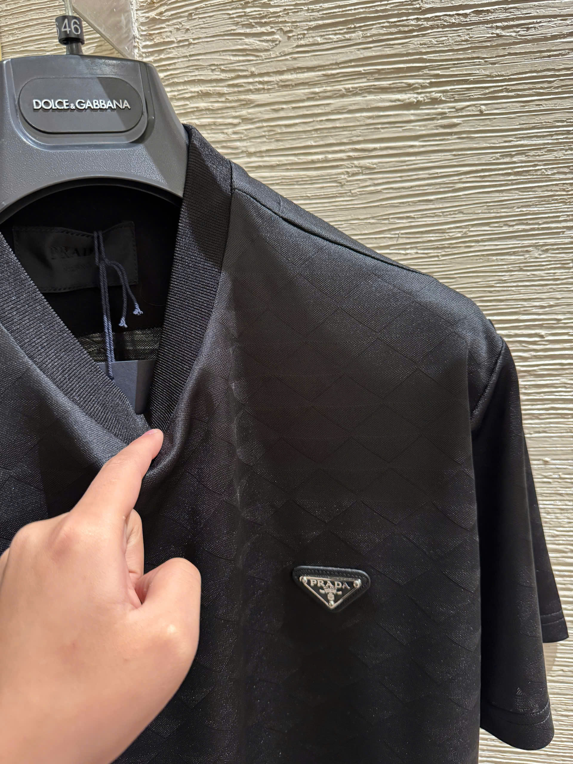 Áo phông T-shirt Parada P họa tiết logo tam giác thêu ngực Like Auth on web VTN