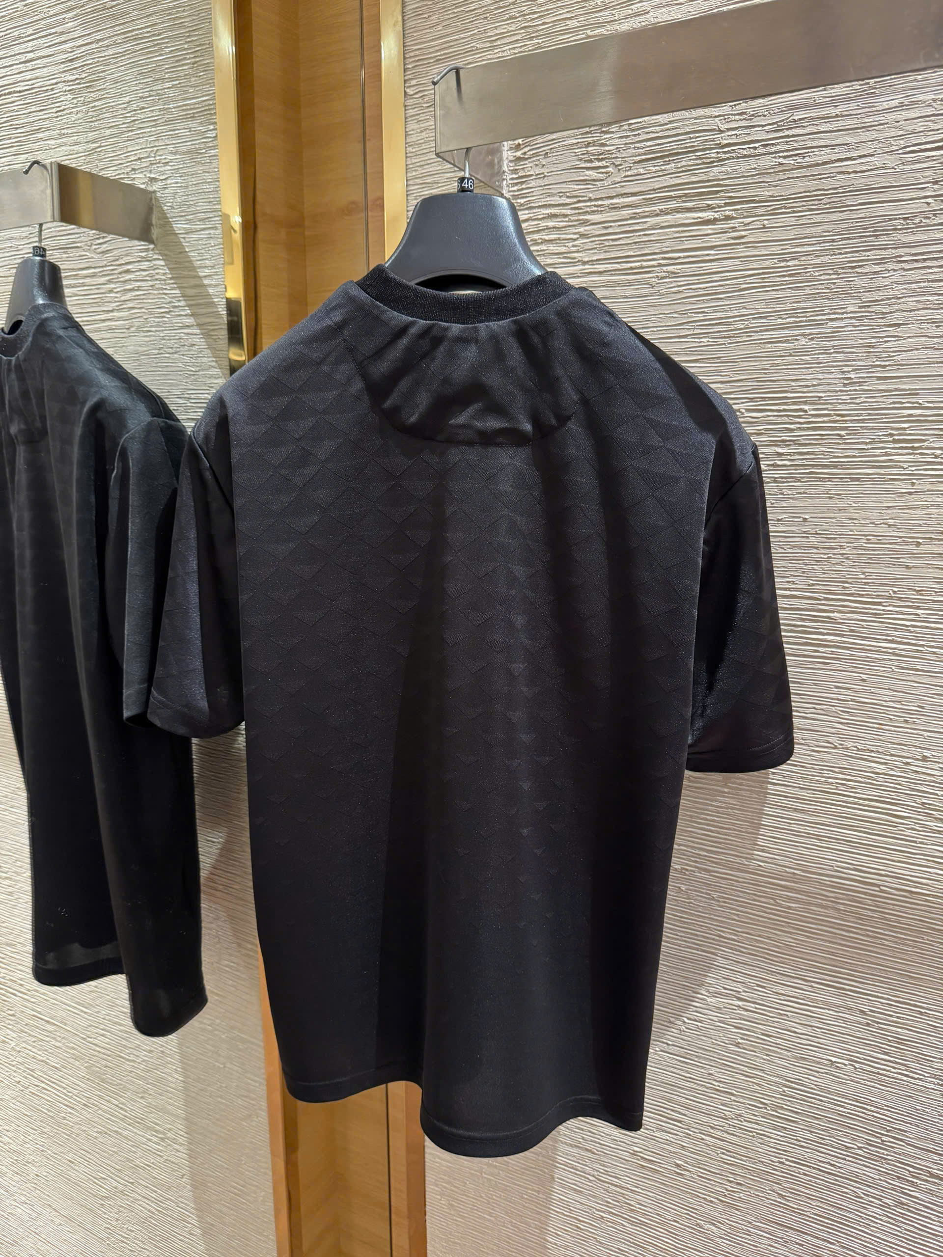 Áo phông T-shirt Parada P họa tiết logo tam giác thêu ngực Like Auth on web VTN