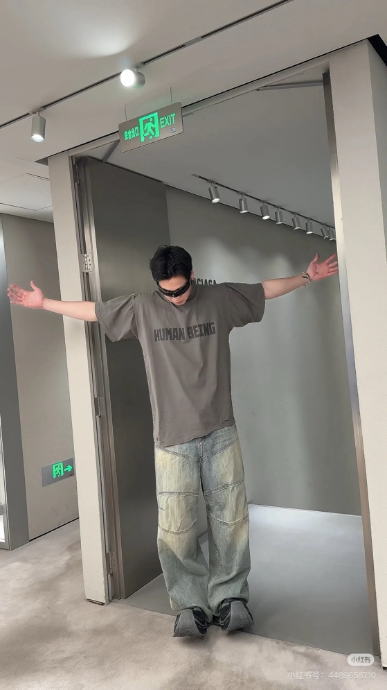 Áo phông T-shirt Balenciaga BB Xám rách logo chữ loang ngực Like Auth on web VTN