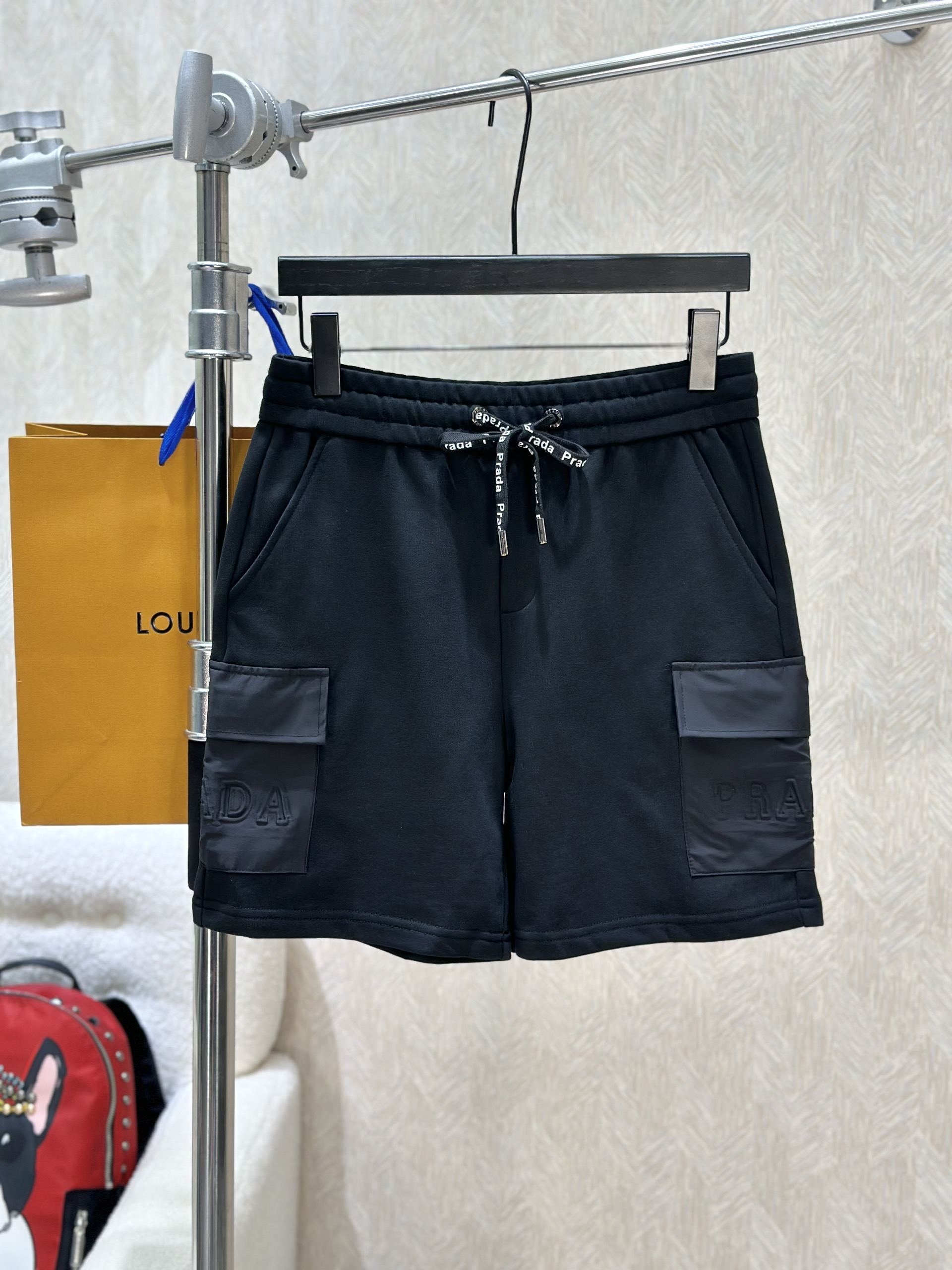 Quần short nỉ Prada P Đen túi hộp logo chữ dập nổi Like Auth 1-1 on web VTN