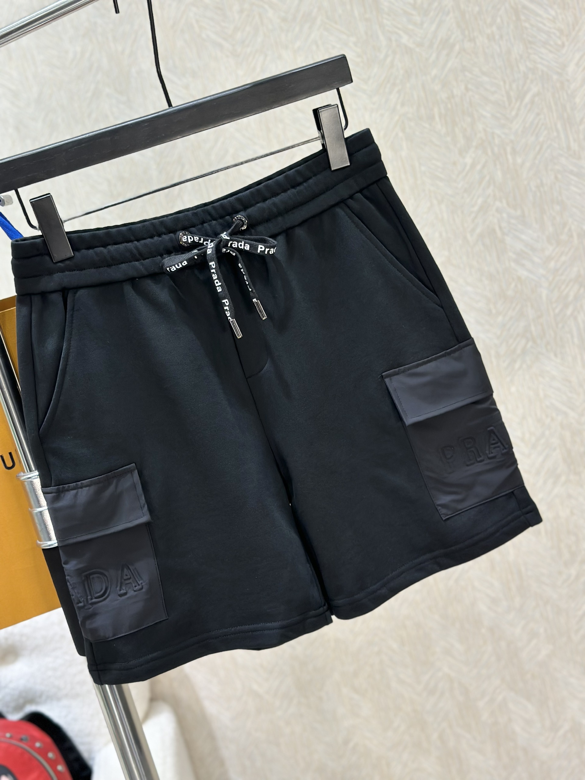 Quần short nỉ Prada P Đen túi hộp logo chữ dập nổi Like Auth 1-1 on web VTN