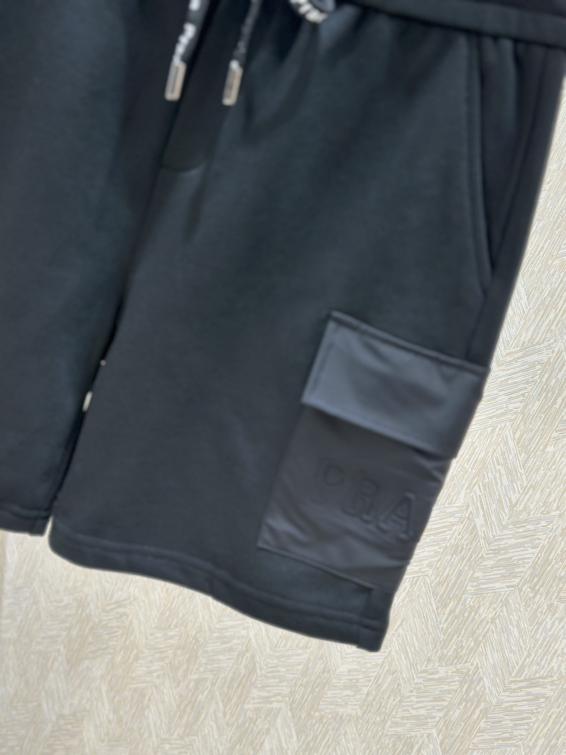 Quần short nỉ Prada P Đen túi hộp logo chữ dập nổi Like Auth 1-1 on web VTN