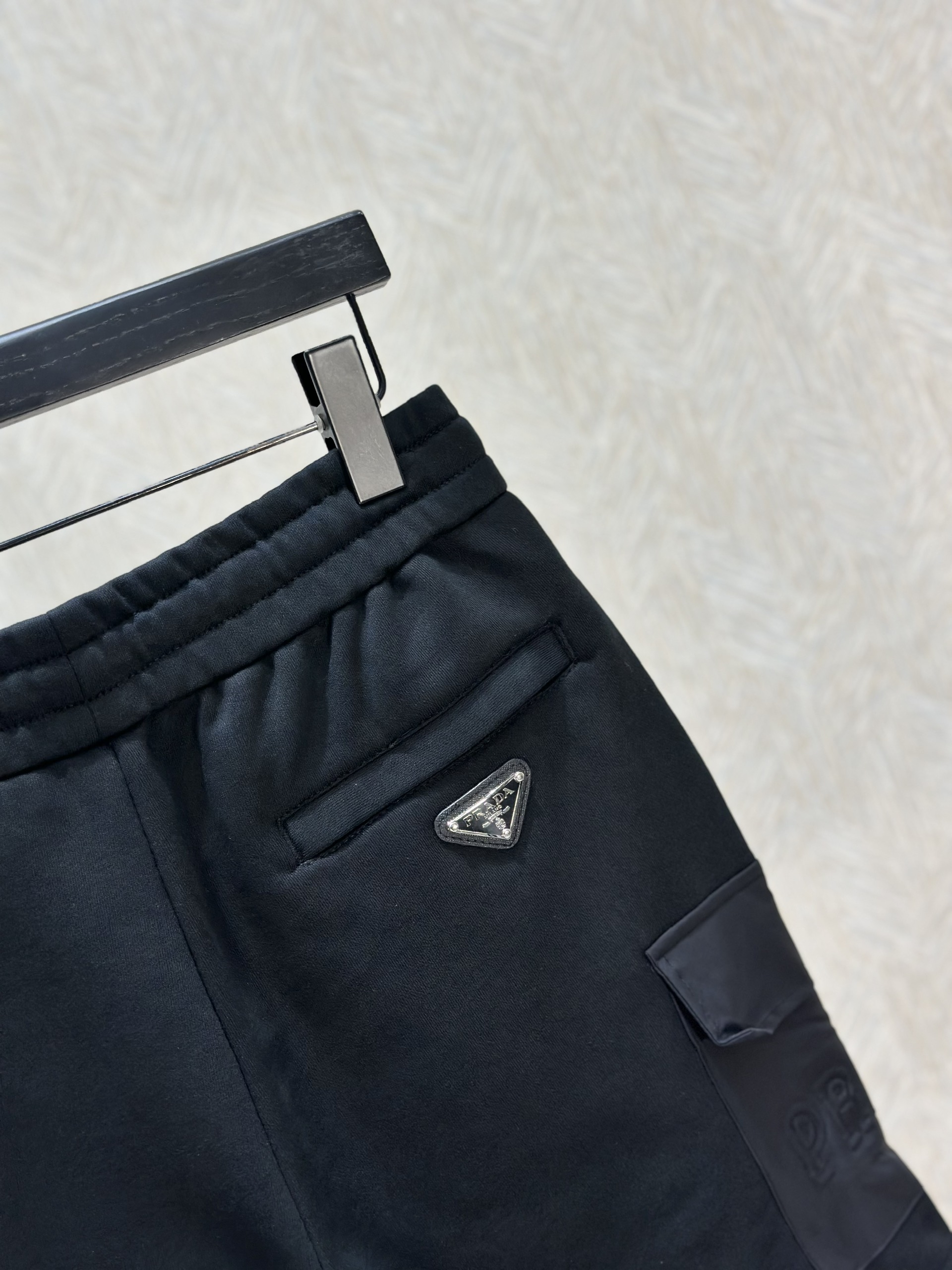 Quần short nỉ Prada P Đen túi hộp logo chữ dập nổi Like Auth 1-1 on web VTN