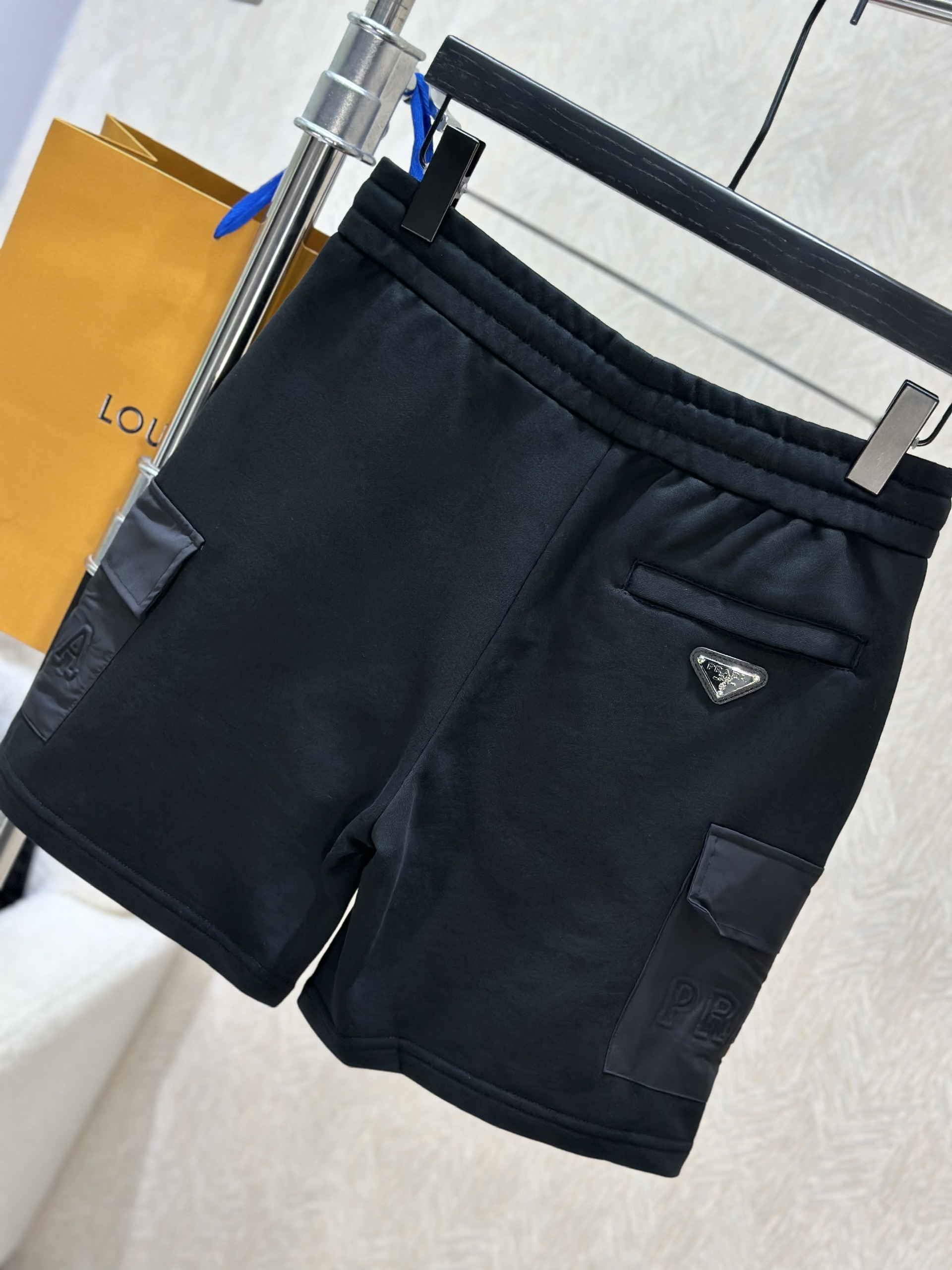 Quần short nỉ Prada P Đen túi hộp logo chữ dập nổi Like Auth 1-1 on web VTN