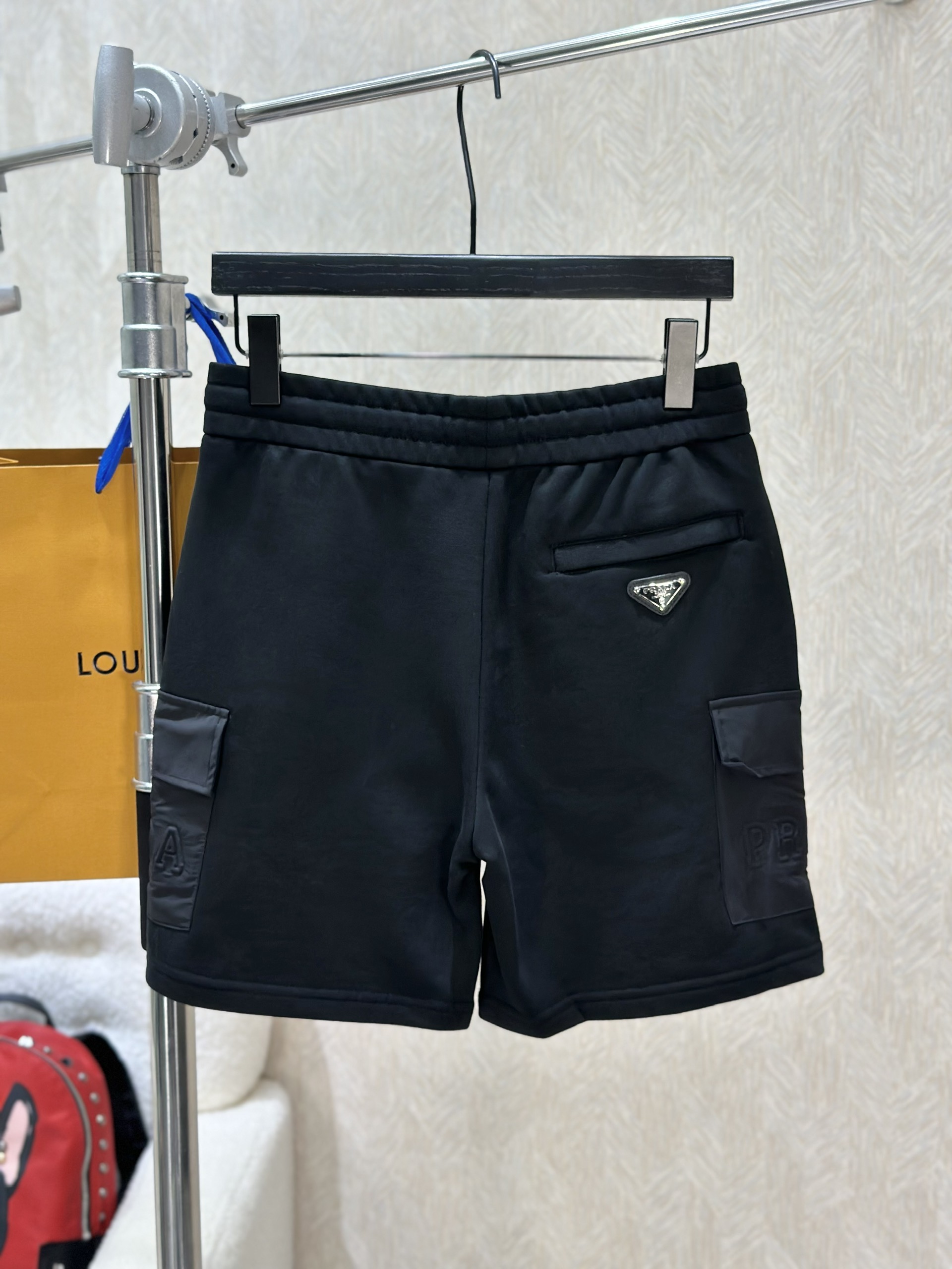 Quần short nỉ Prada P Đen túi hộp logo chữ dập nổi Like Auth 1-1 on web VTN