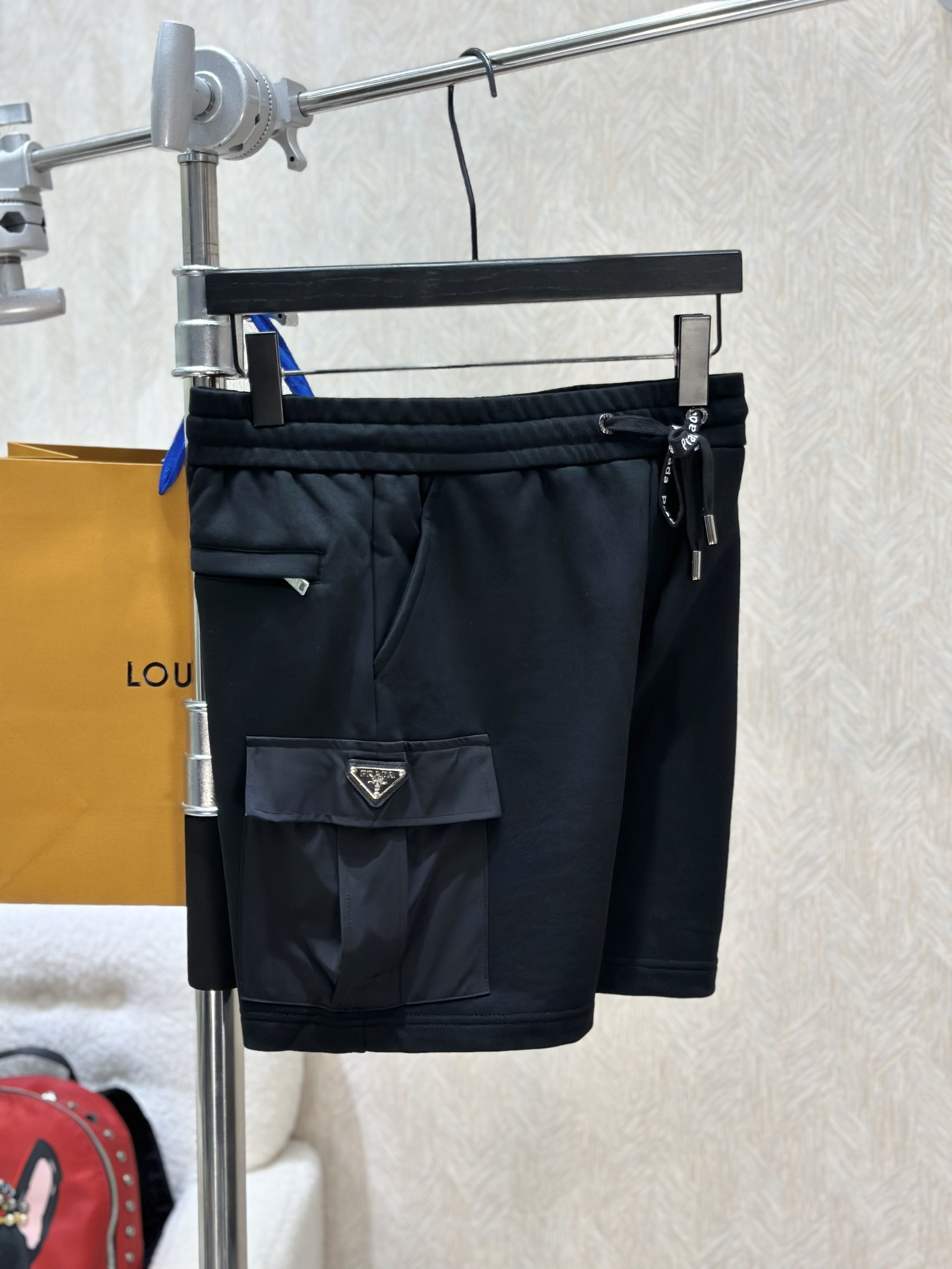 Quần short nỉ Prada P Đen túi hộp logo tag tam giác Like Auth 1-1 on web VTN
