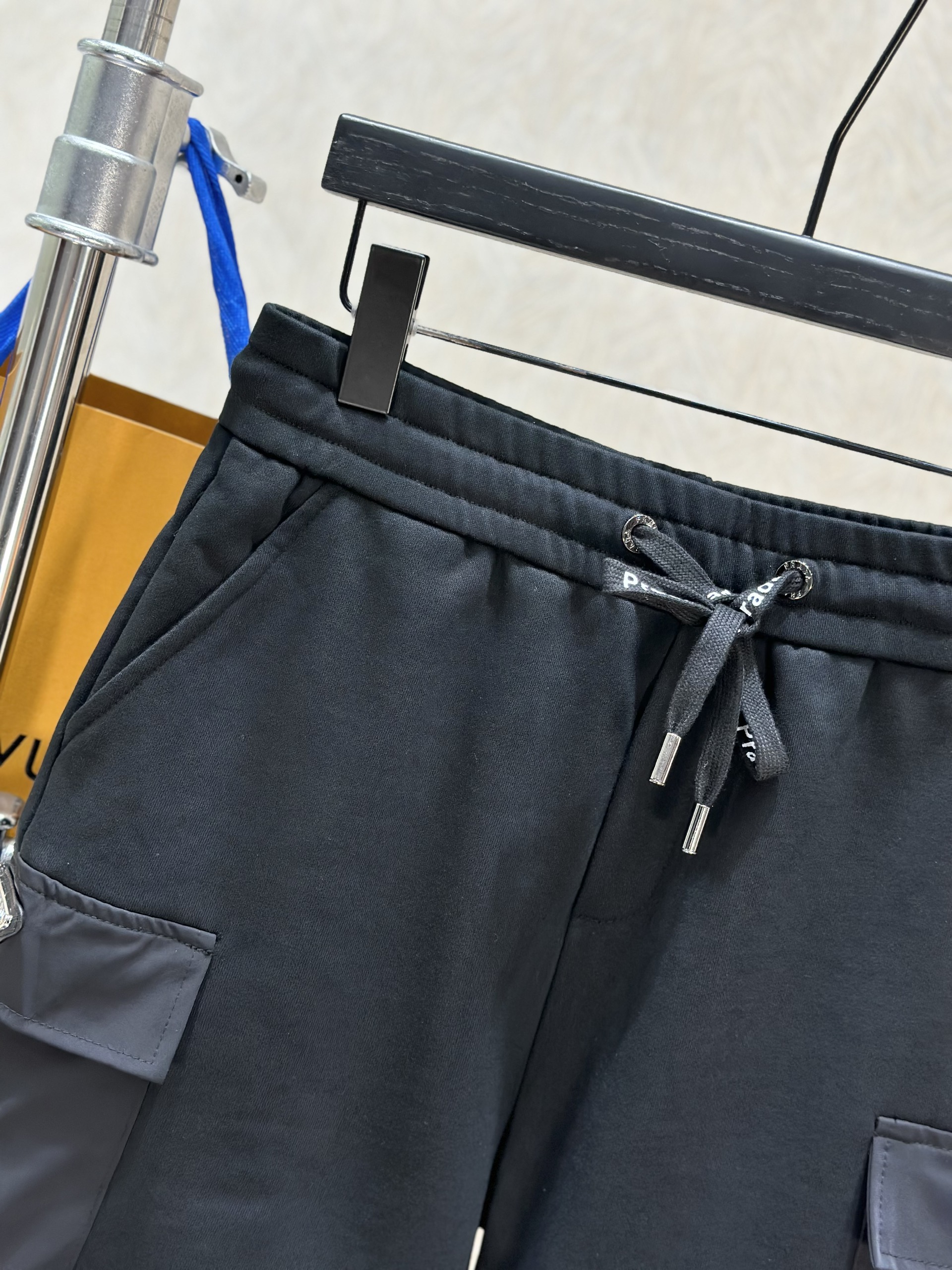 Quần short nỉ Prada P Đen túi hộp logo tag tam giác Like Auth 1-1 on web VTN
