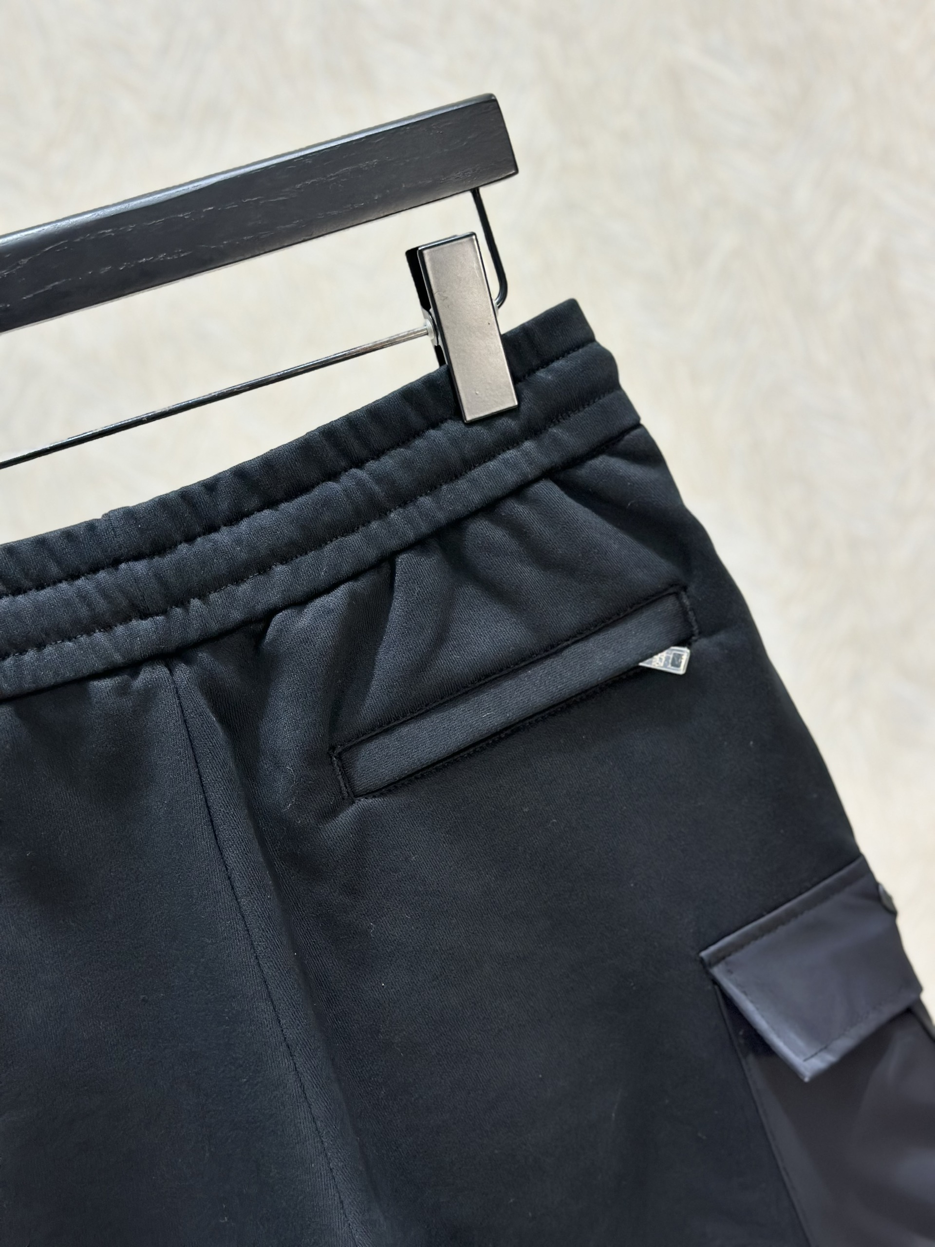 Quần short nỉ Prada P Đen túi hộp logo tag tam giác Like Auth 1-1 on web VTN