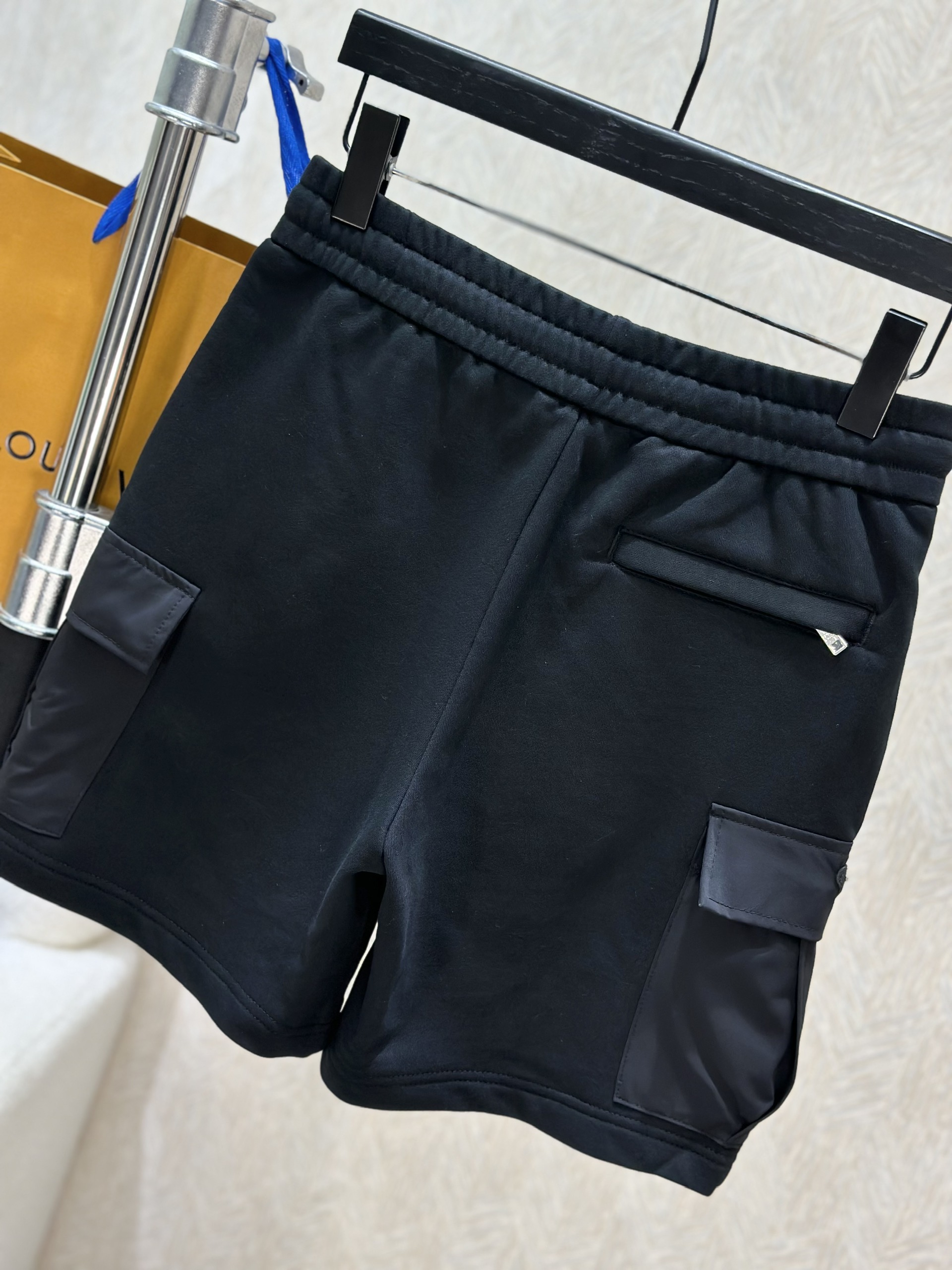 Quần short nỉ Prada P Đen túi hộp logo tag tam giác Like Auth 1-1 on web VTN