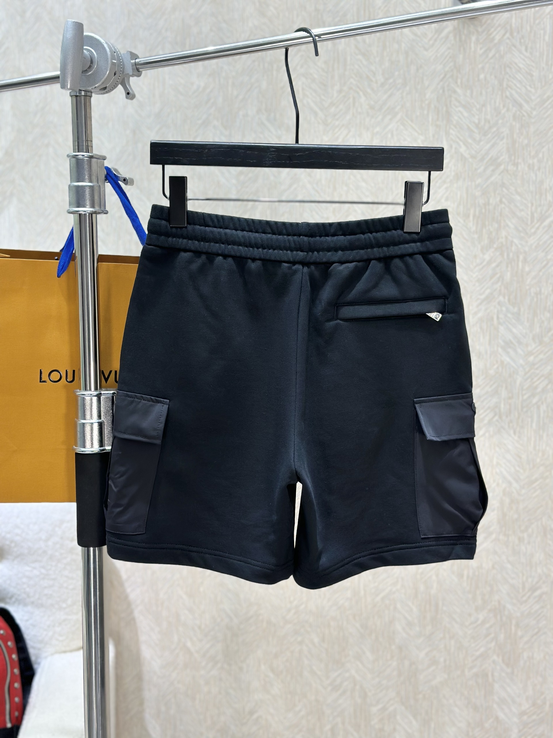 Quần short nỉ Prada P Đen túi hộp logo tag tam giác Like Auth 1-1 on web VTN