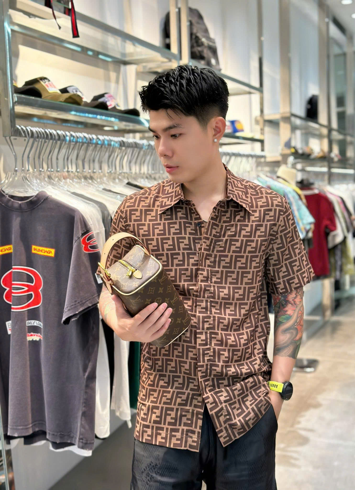Áo sơ mi cộc tay lụa cộc tay Fendi FF Nâu họa tiết logo FF full Like Auth on web VTN