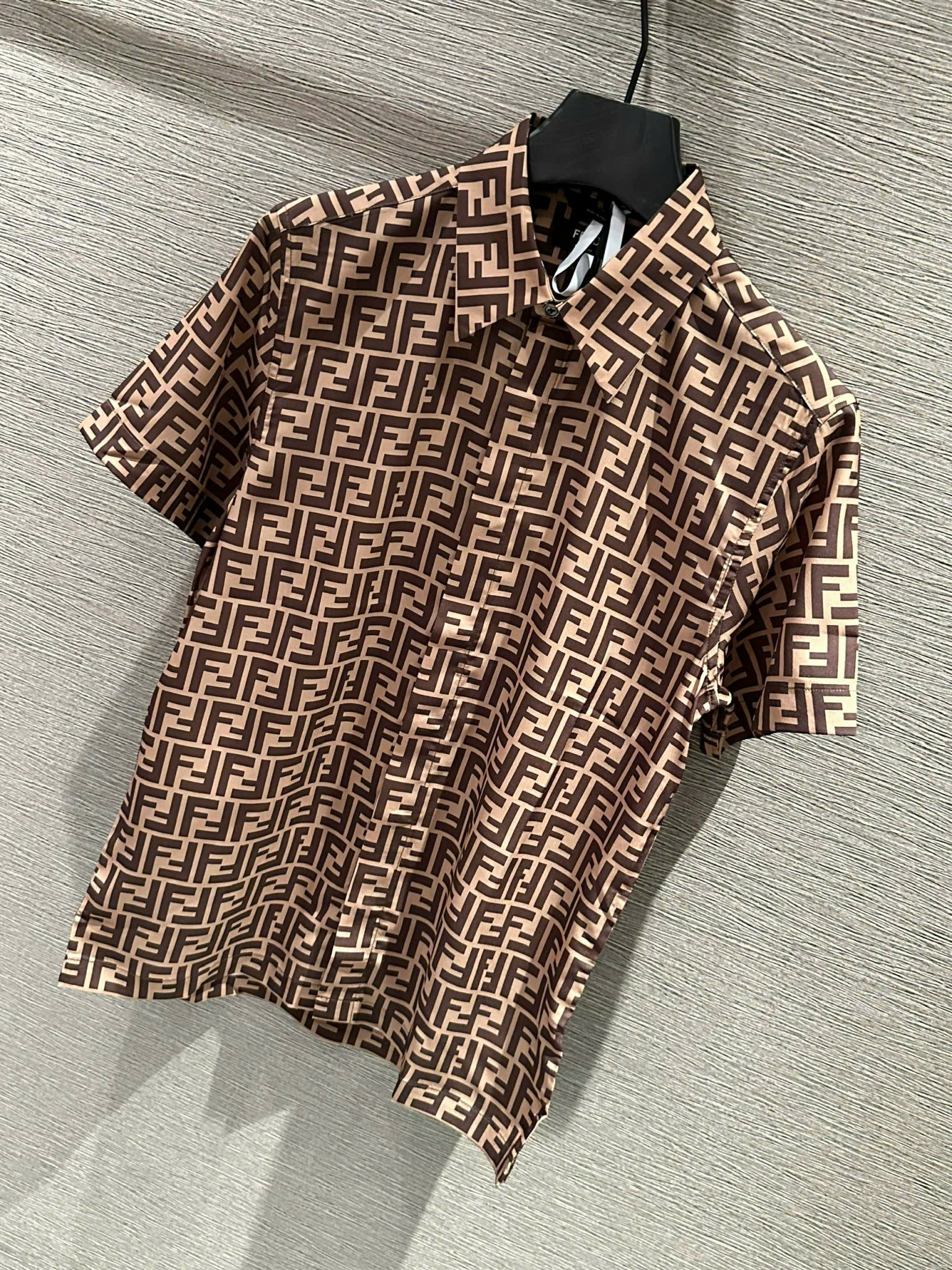 Áo sơ mi cộc tay lụa cộc tay Fendi FF Nâu họa tiết logo FF full Like Auth on web VTN