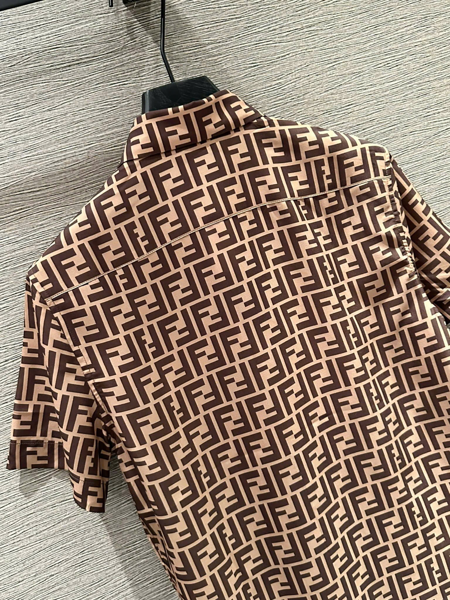 Áo sơ mi cộc tay lụa cộc tay Fendi FF Nâu họa tiết logo FF full Like Auth on web VTN