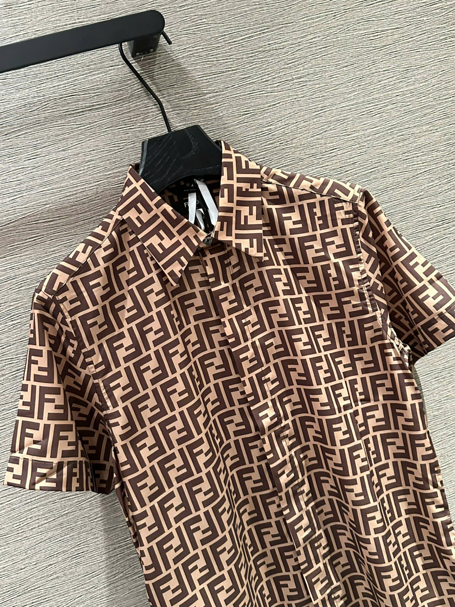 Áo sơ mi cộc tay lụa cộc tay Fendi FF Nâu họa tiết logo FF full Like Auth on web VTN