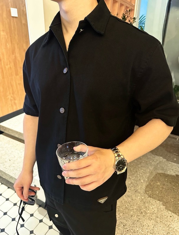 Áo sơ mi cộc tay Prada P Đen trơn log tam giác thêu cạp Like Auth on web VTN