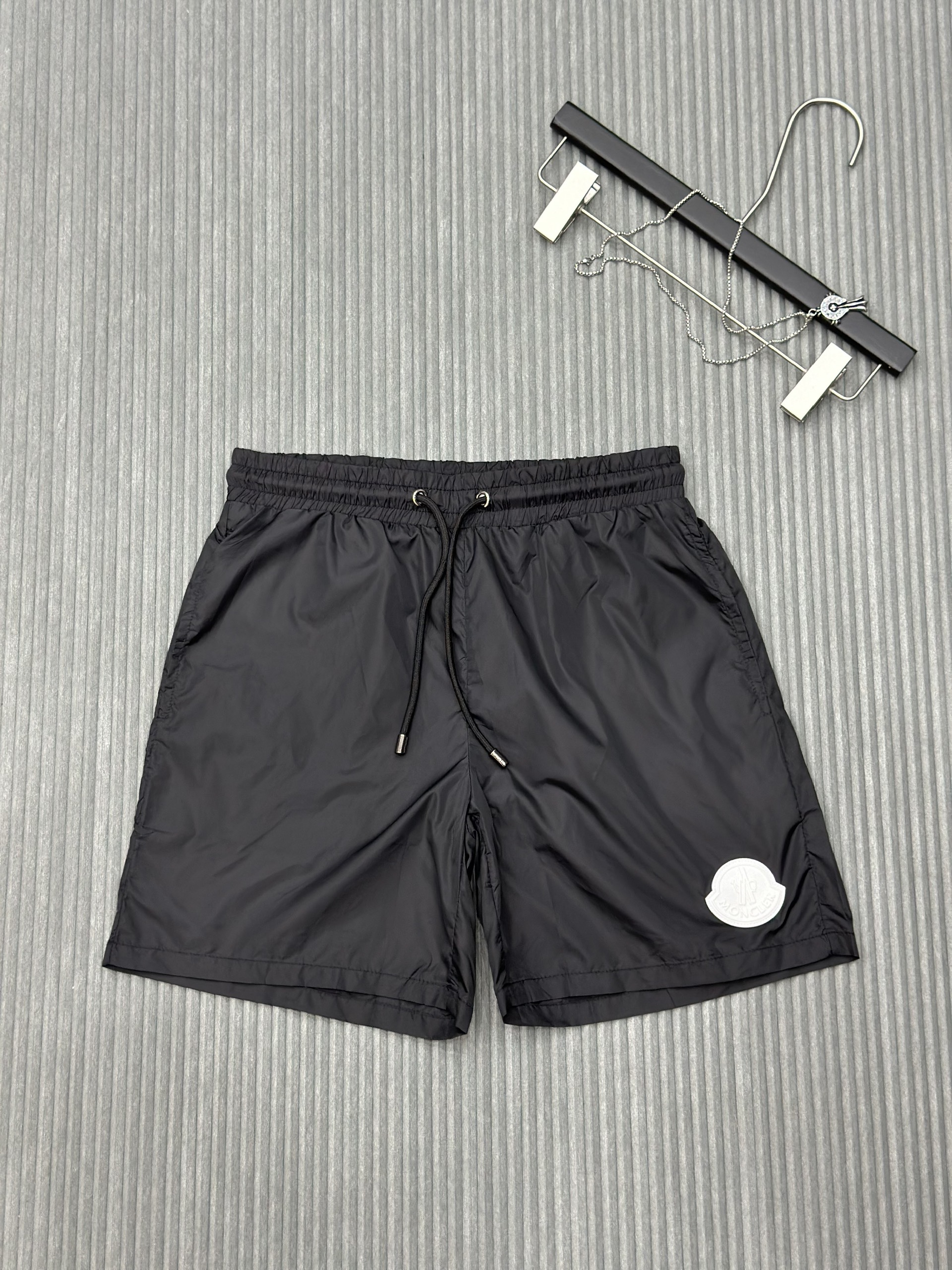 Quần short gió Moncler M Đen logo da nổi thêu đùi Like Auth 1-1 on web VTN