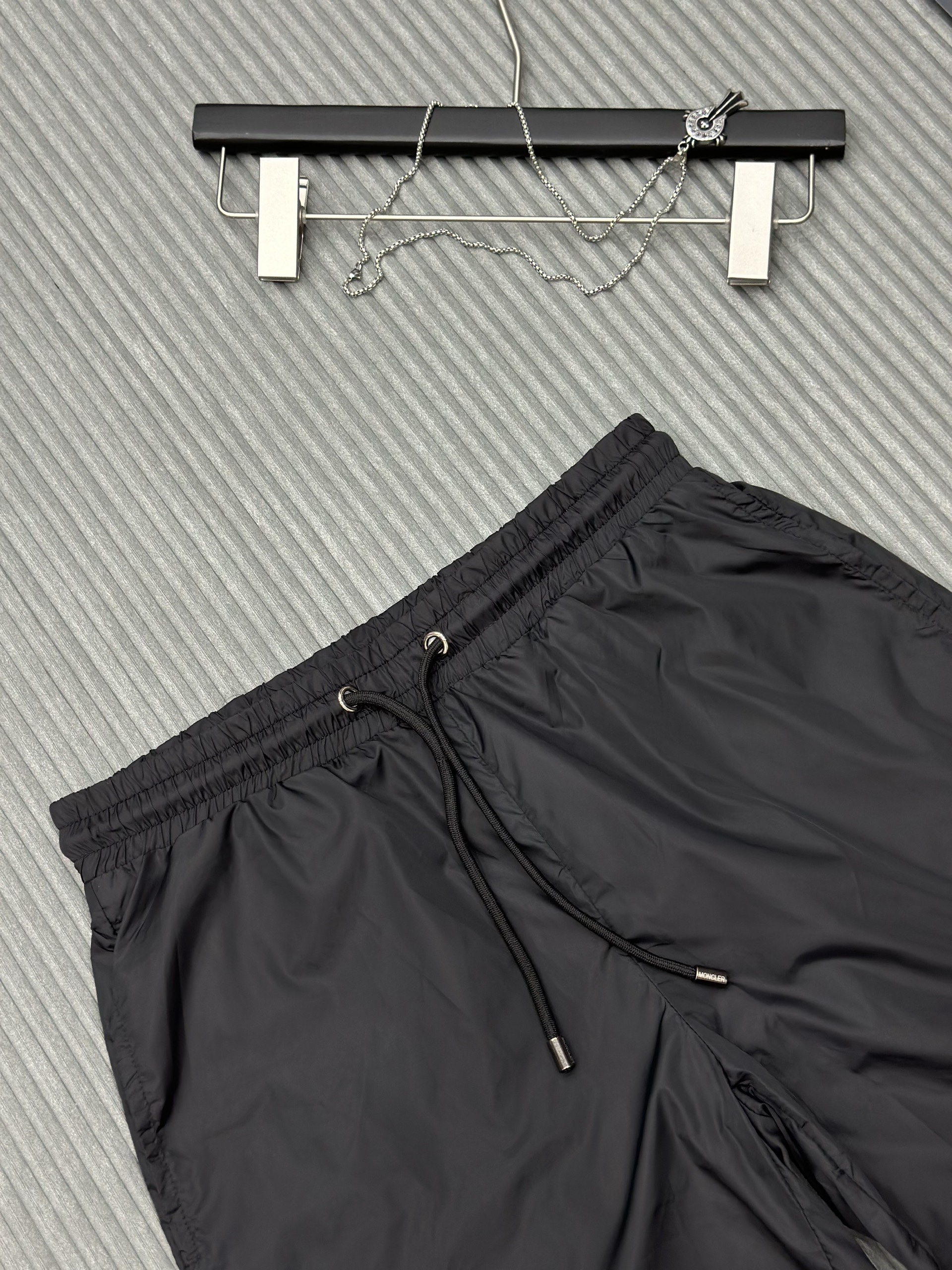 Quần short gió Moncler M Đen logo da nổi thêu đùi Like Auth 1-1 on web VTN