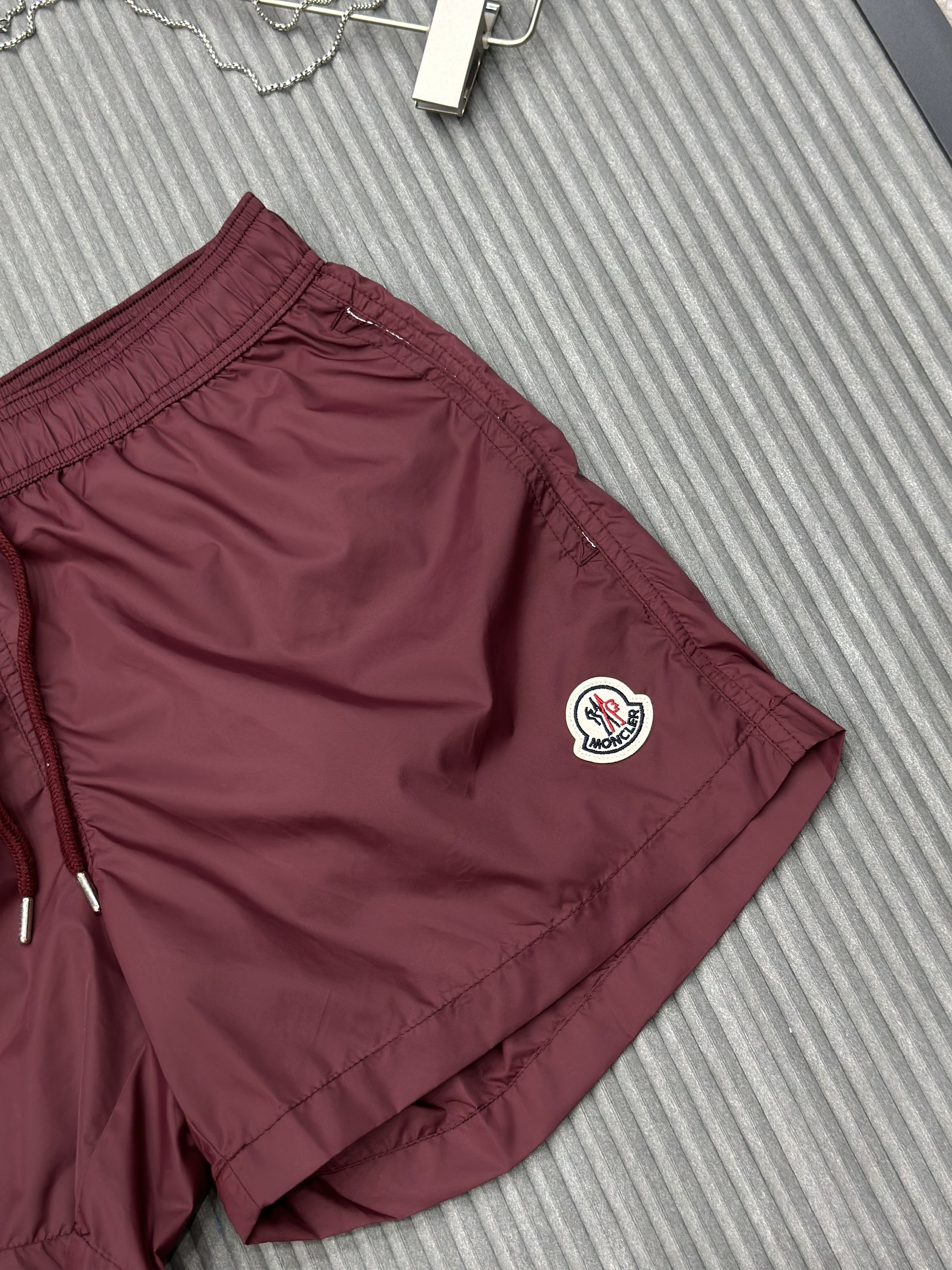 Quần short gió Moncler M Đỏ mận logo thêu đùi Like Auth 1-1 on web VTN