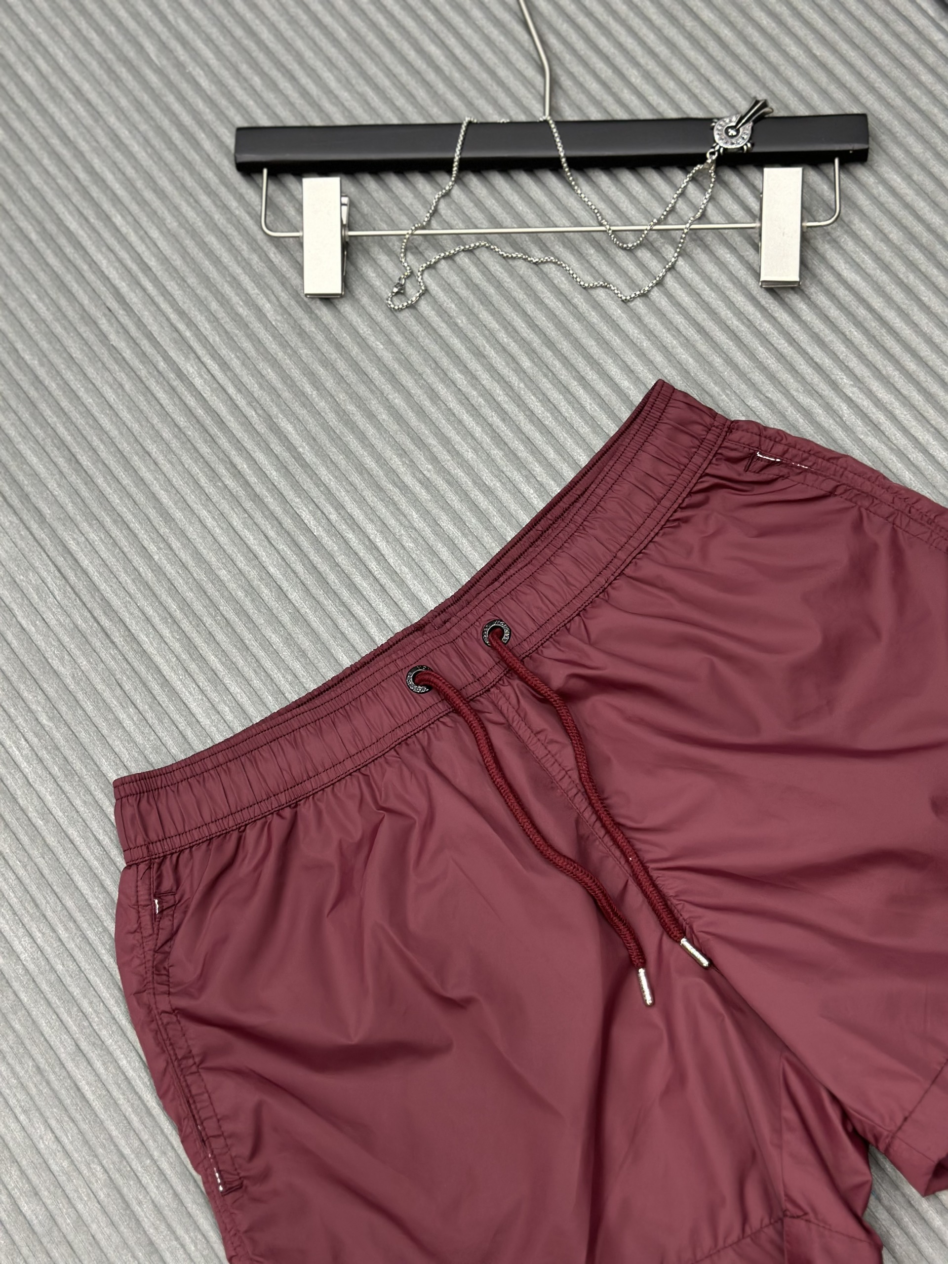 Quần short gió Moncler M Đỏ mận logo thêu đùi Like Auth 1-1 on web VTN