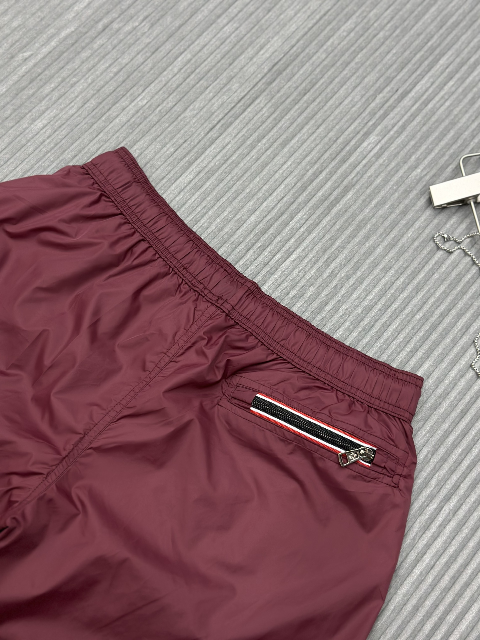 Quần short gió Moncler M Đỏ mận logo thêu đùi Like Auth 1-1 on web VTN