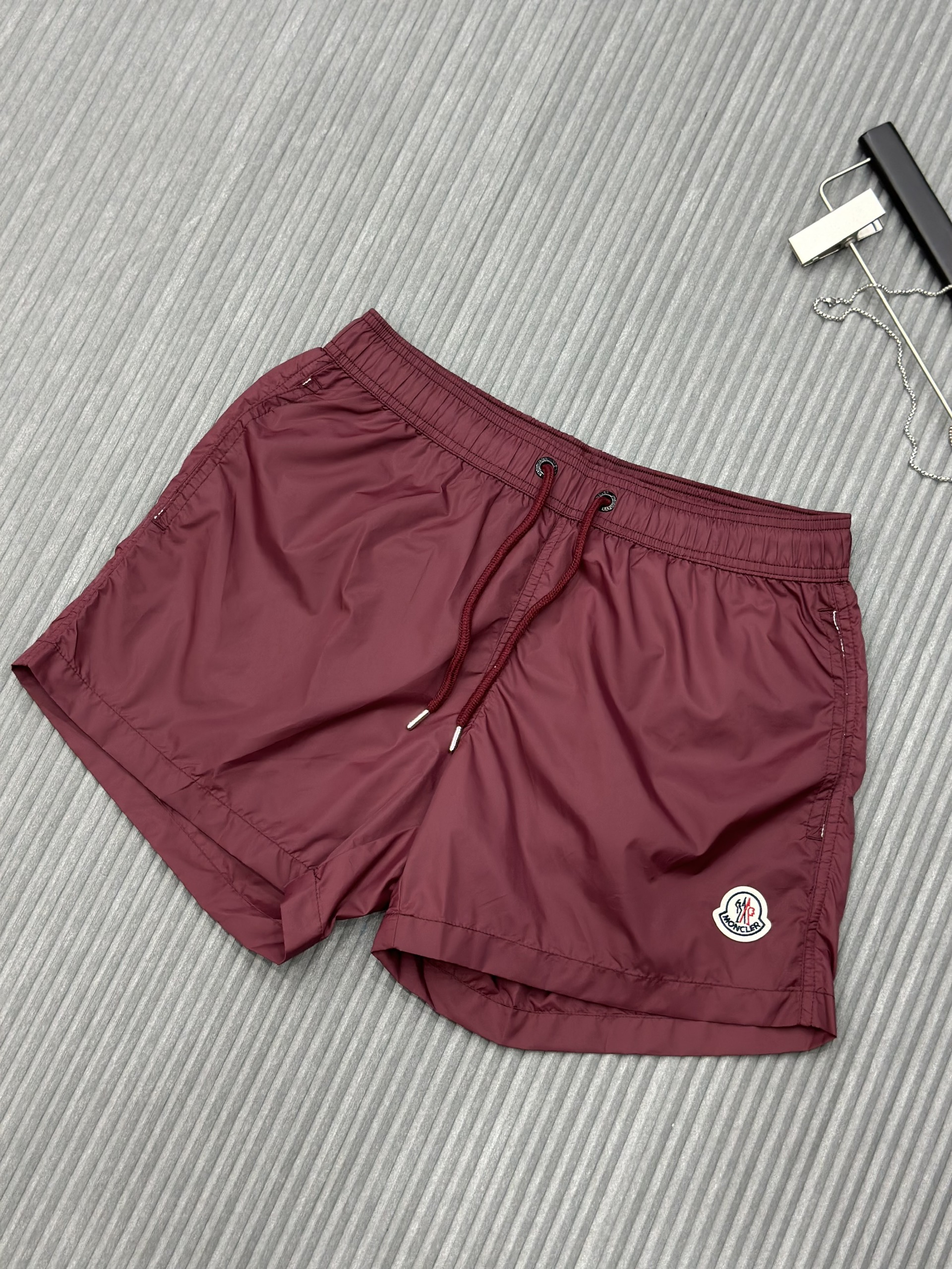 Quần short gió Moncler M Đỏ mận logo thêu đùi Like Auth 1-1 on web VTN