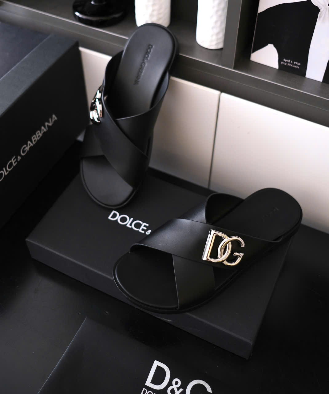 Dép lê quai ngang chéo Dolce Gabbana DG Đen logo kim loại Like Auth on web fullbox bill thẻ DDT