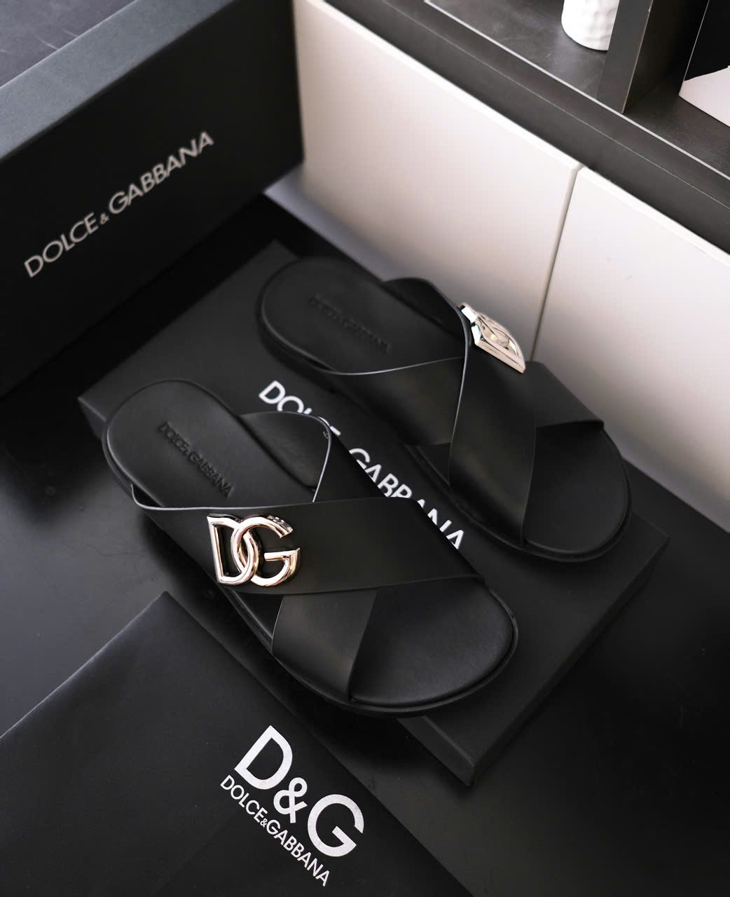 Dép lê quai ngang chéo Dolce Gabbana DG Đen logo kim loại Like Auth on web fullbox bill thẻ DDT