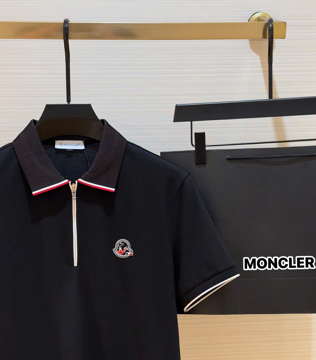 Áo polo cổ khóa Moncler M Đen logo thêu ngực Like Auth 1-1 on web DDT